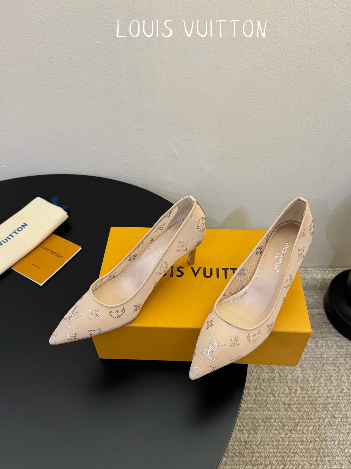 LV驴牌2026年新款 Gala网纱烫钻高跟鞋由璀璨莱茵石组成Monogram的雅致 真皮底三个跟:平底