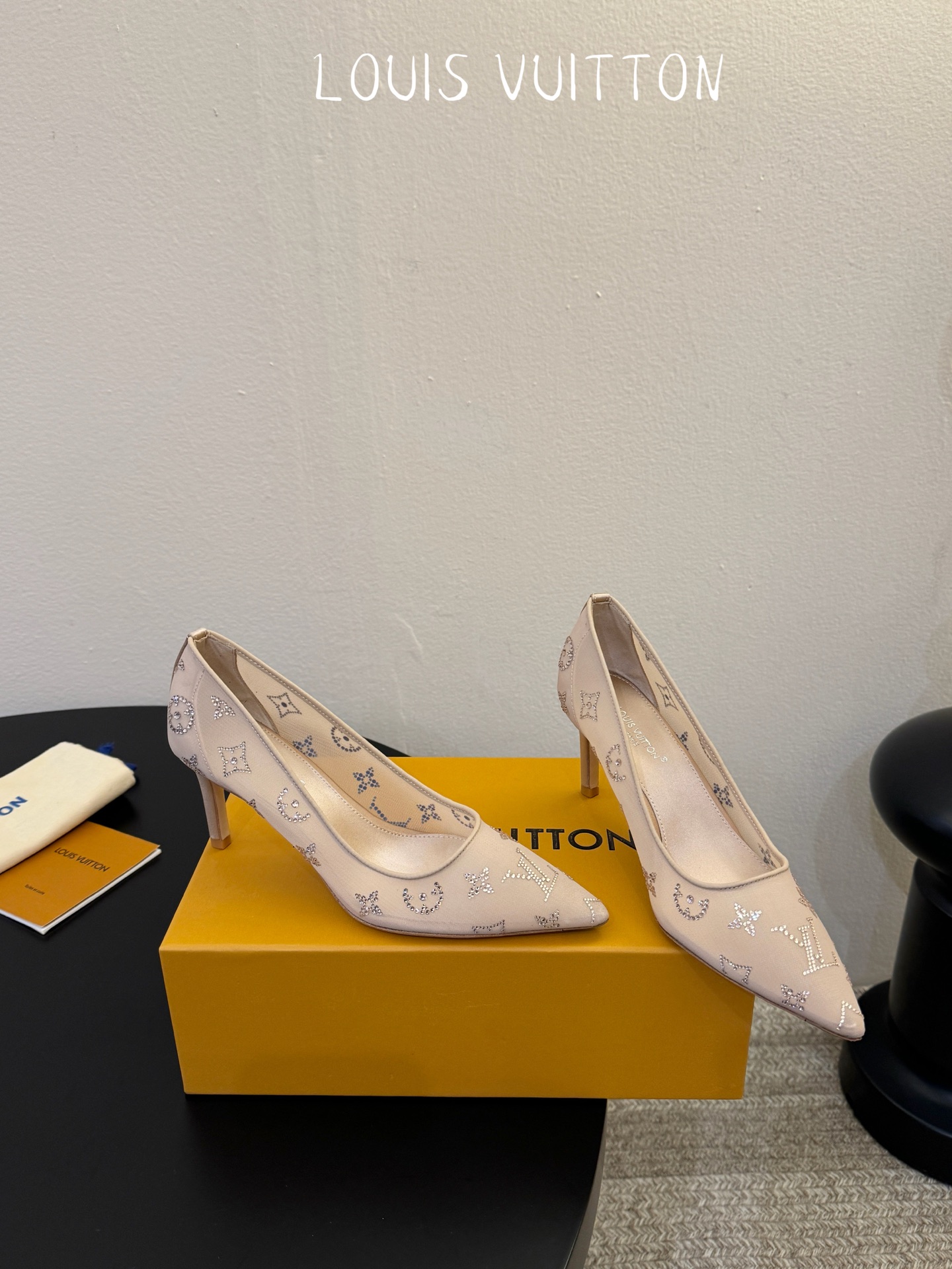 LV驴牌2026年新款 Gala网纱烫钻高跟鞋由璀璨莱茵石组成Monogram的雅致 真皮底三个跟:平底