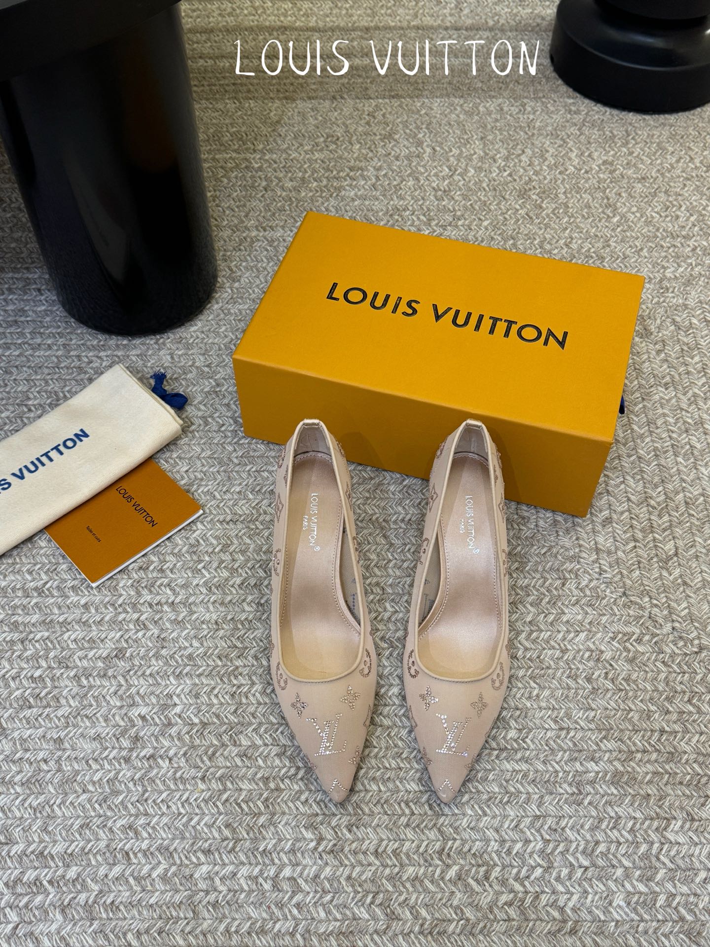 LV驴牌2026年新款 Gala网纱烫钻高跟鞋由璀璨莱茵石组成Monogram的雅致 真皮底三个跟:平底
