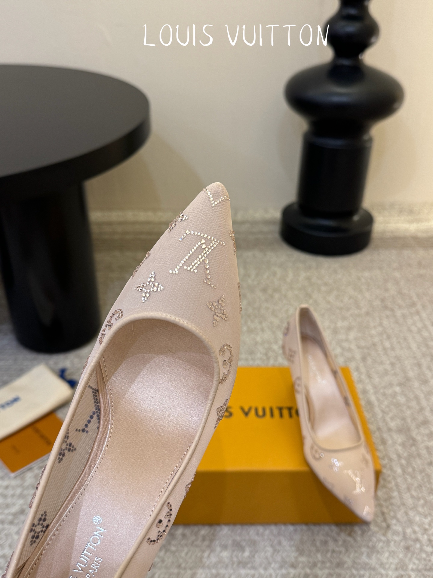 LV驴牌2026年新款 Gala网纱烫钻高跟鞋由璀璨莱茵石组成Monogram的雅致 真皮底三个跟:平底
