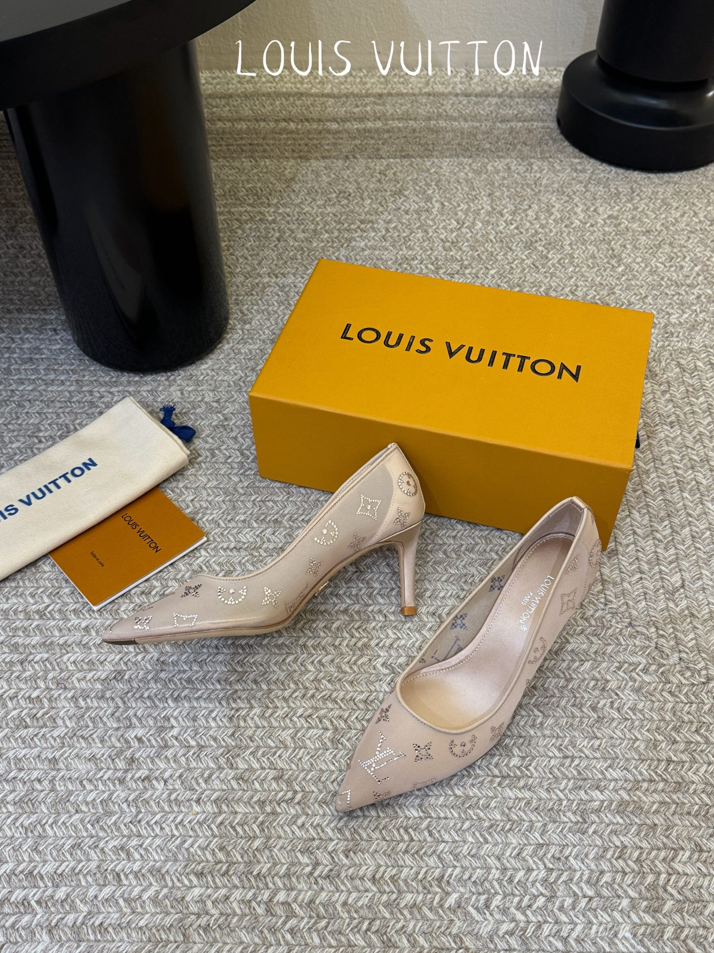 LV驴牌2026年新款 Gala网纱烫钻高跟鞋由璀璨莱茵石组成Monogram的雅致 真皮底三个跟:平底