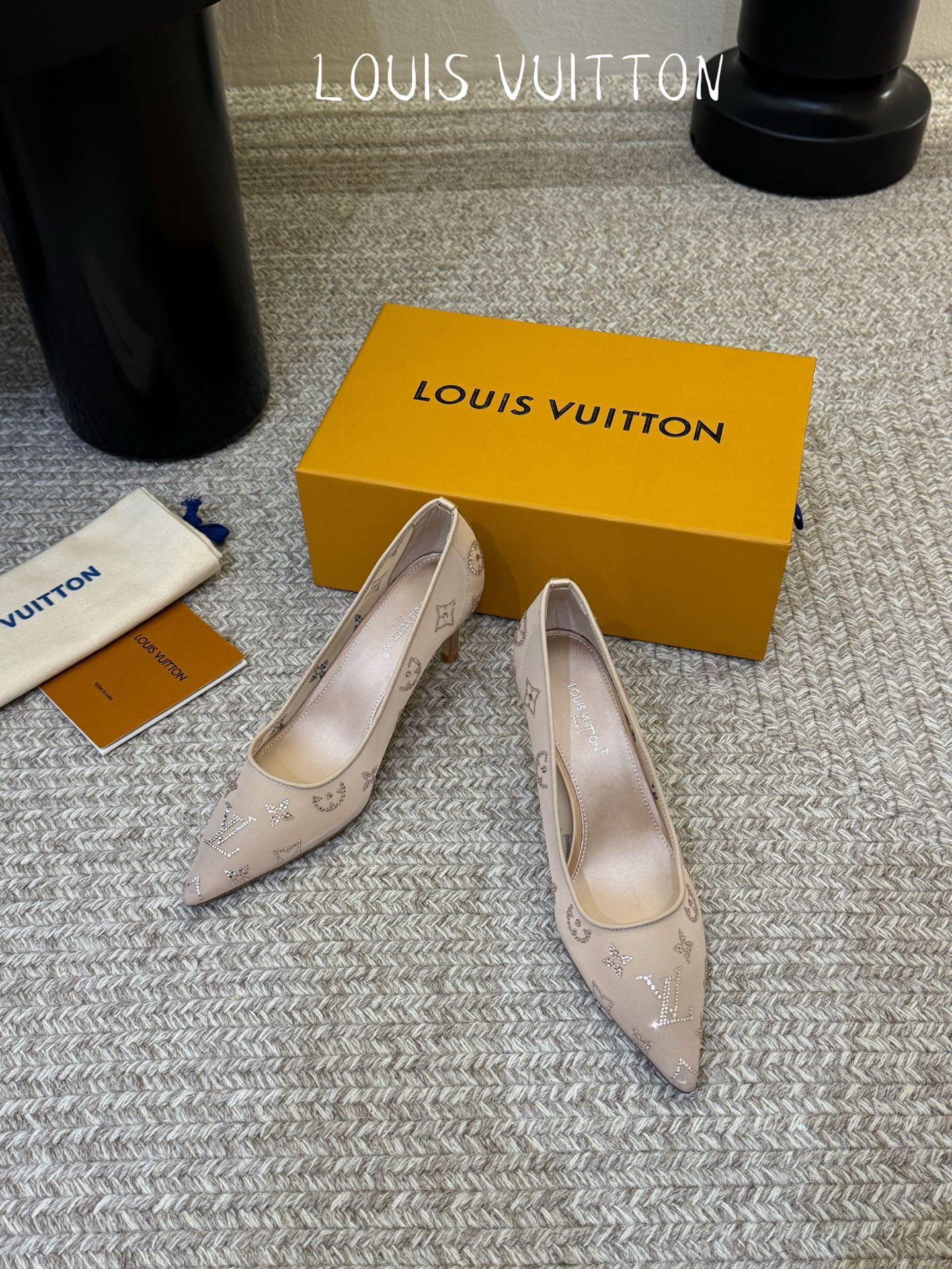 LV驴牌2026年新款 Gala网纱烫钻高跟鞋由璀璨莱茵石组成Monogram的雅致 真皮底三个跟:平底