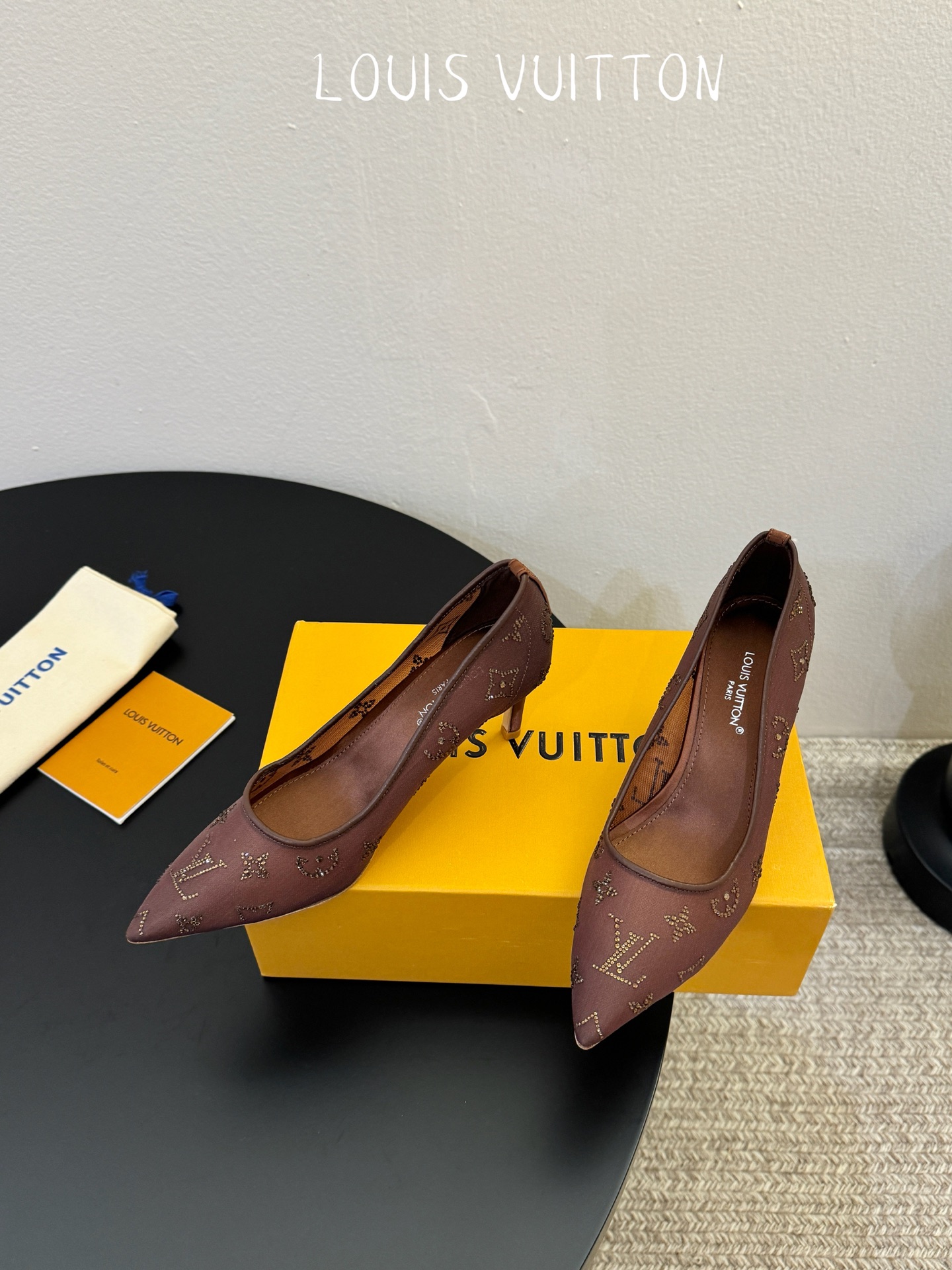 LV驴牌2026年新款 Gala网纱烫钻高跟鞋由璀璨莱茵石组成Monogram的雅致 真皮底三个跟:平底