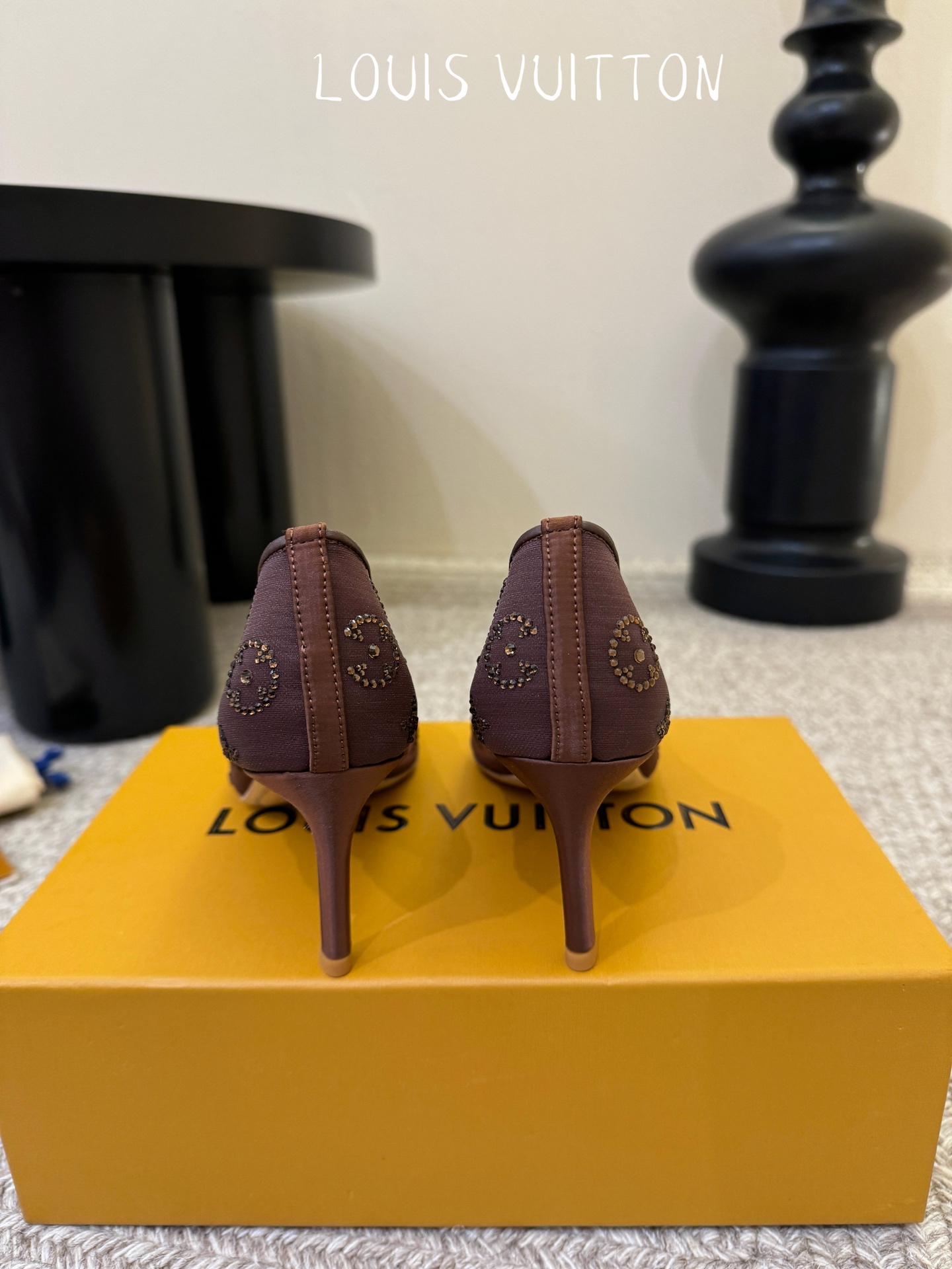 LV驴牌2026年新款 Gala网纱烫钻高跟鞋由璀璨莱茵石组成Monogram的雅致 真皮底三个跟:平底