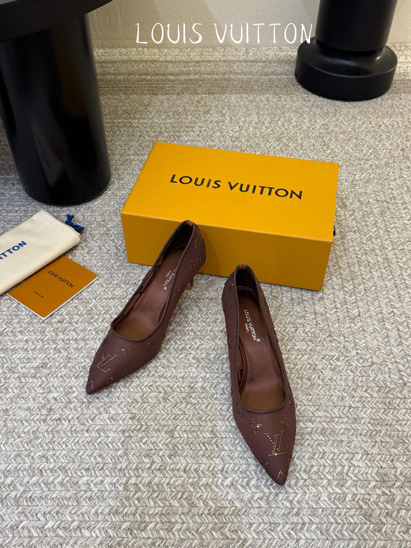 LV驴牌2026年新款 Gala网纱烫钻高跟鞋由璀璨莱茵石组成Monogram的雅致 真皮底三个跟:平底