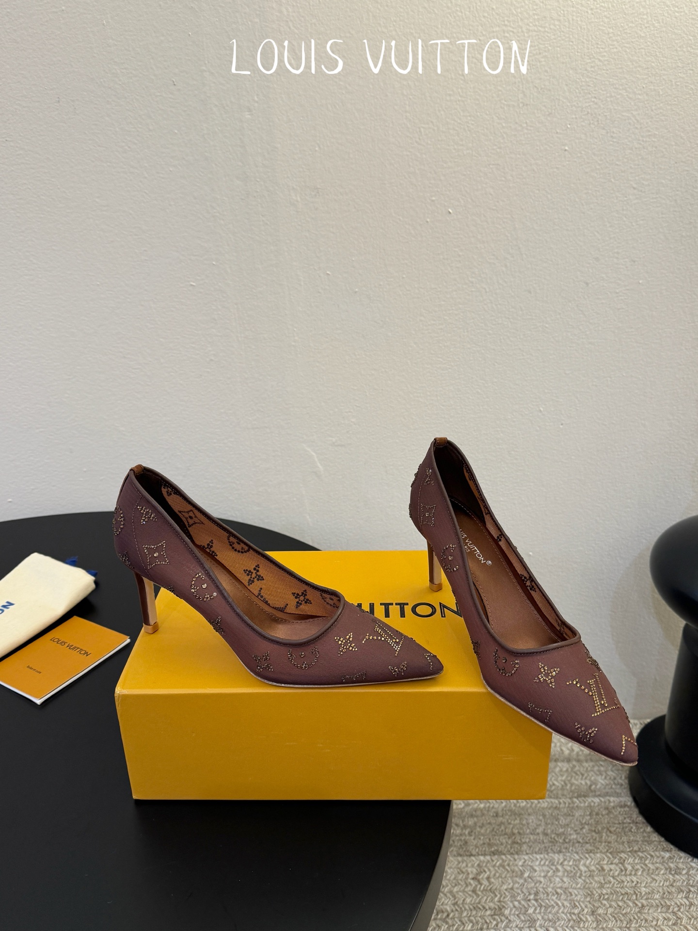 LV驴牌2026年新款 Gala网纱烫钻高跟鞋由璀璨莱茵石组成Monogram的雅致 真皮底三个跟:平底