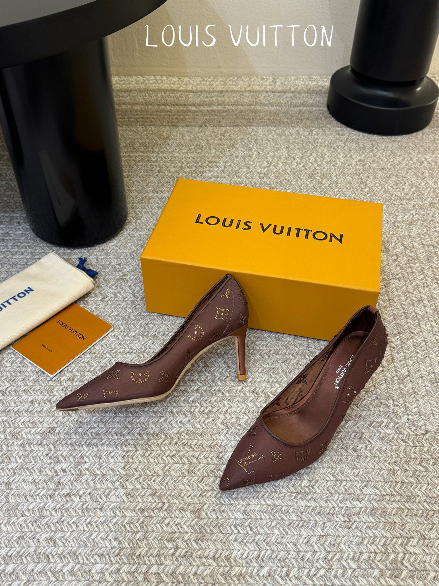 LV驴牌2026年新款 Gala网纱烫钻高跟鞋由璀璨莱茵石组成Monogram的雅致 真皮底三个跟:平底