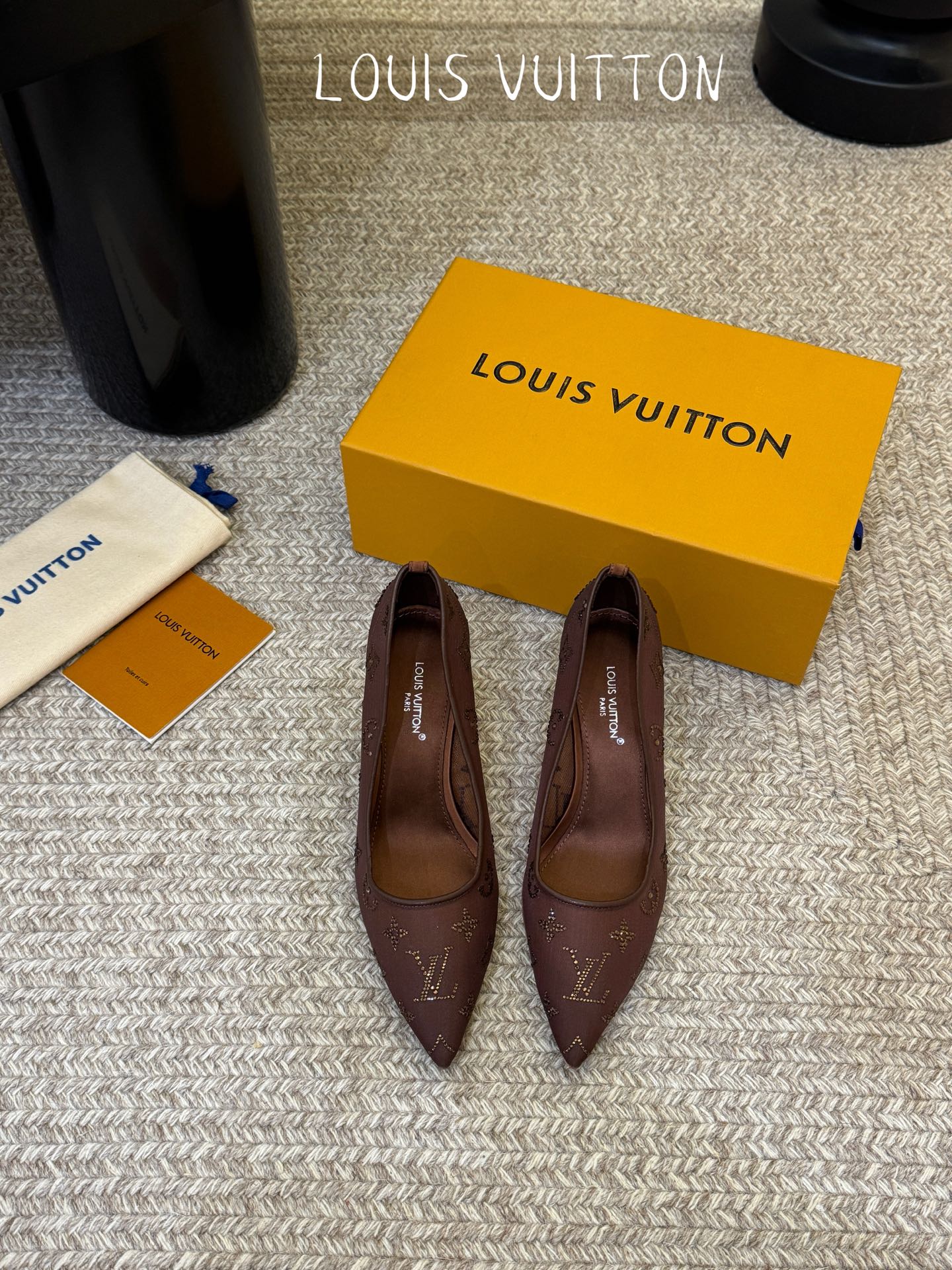 LV驴牌2026年新款 Gala网纱烫钻高跟鞋由璀璨莱茵石组成Monogram的雅致 真皮底三个跟:平底