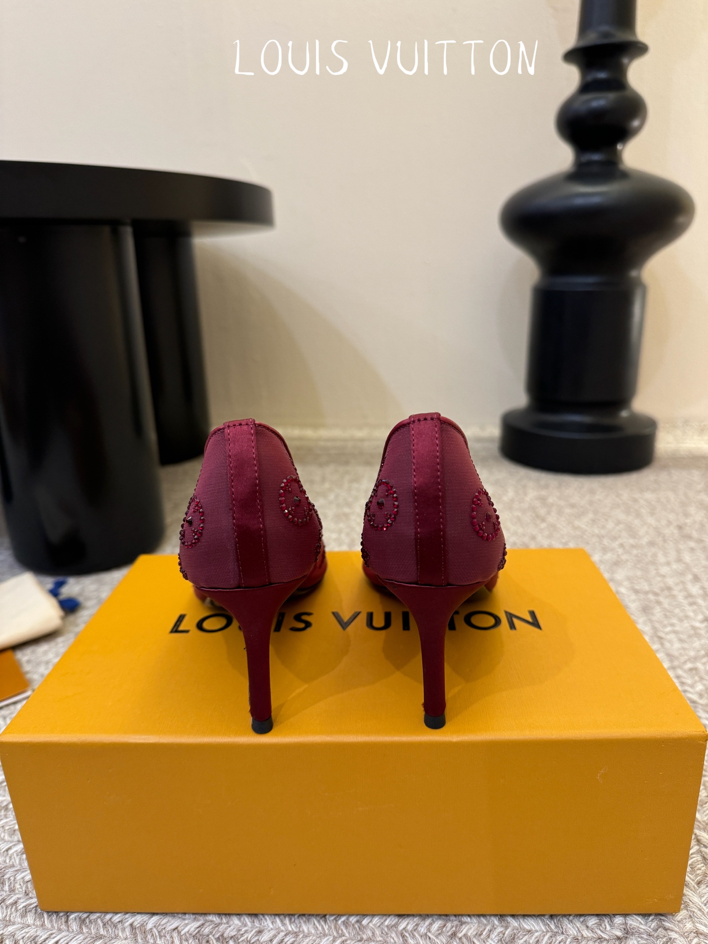 LV驴牌2026年新款 Gala网纱烫钻高跟鞋由璀璨莱茵石组成Monogram的雅致 真皮底三个跟:平底