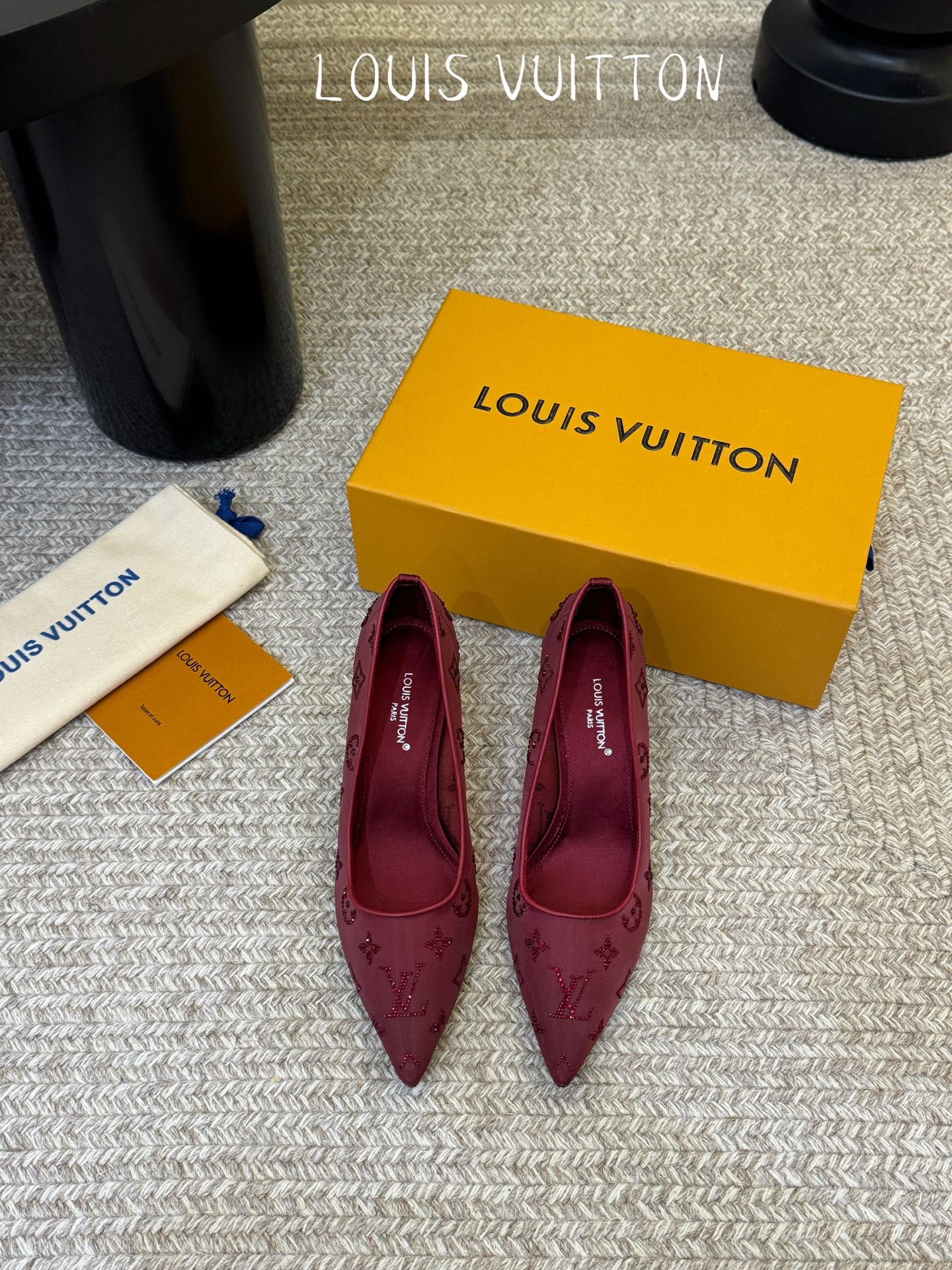 LV驴牌2026年新款 Gala网纱烫钻高跟鞋由璀璨莱茵石组成Monogram的雅致 真皮底三个跟:平底