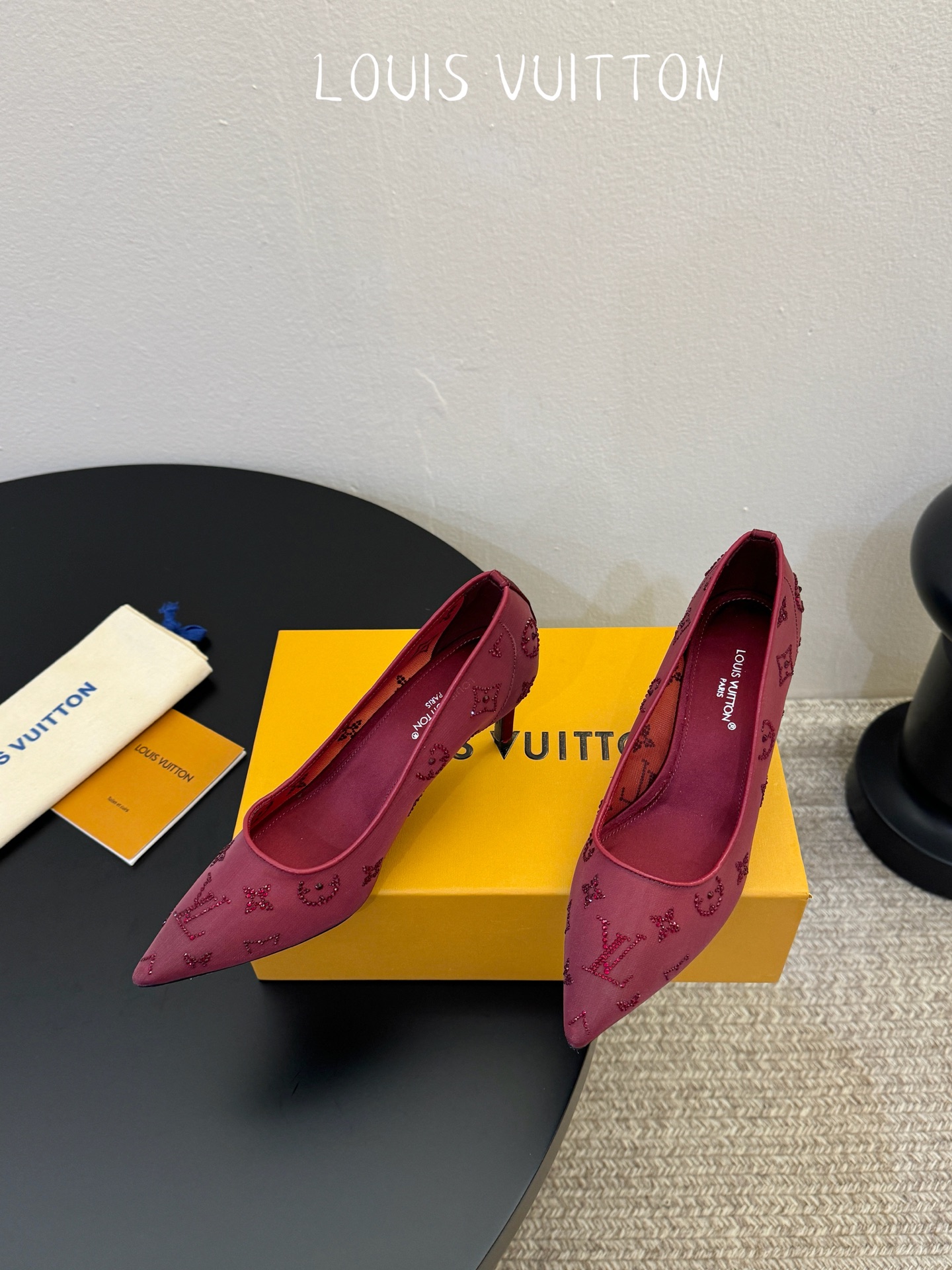 LV驴牌2026年新款 Gala网纱烫钻高跟鞋由璀璨莱茵石组成Monogram的雅致 真皮底三个跟:平底