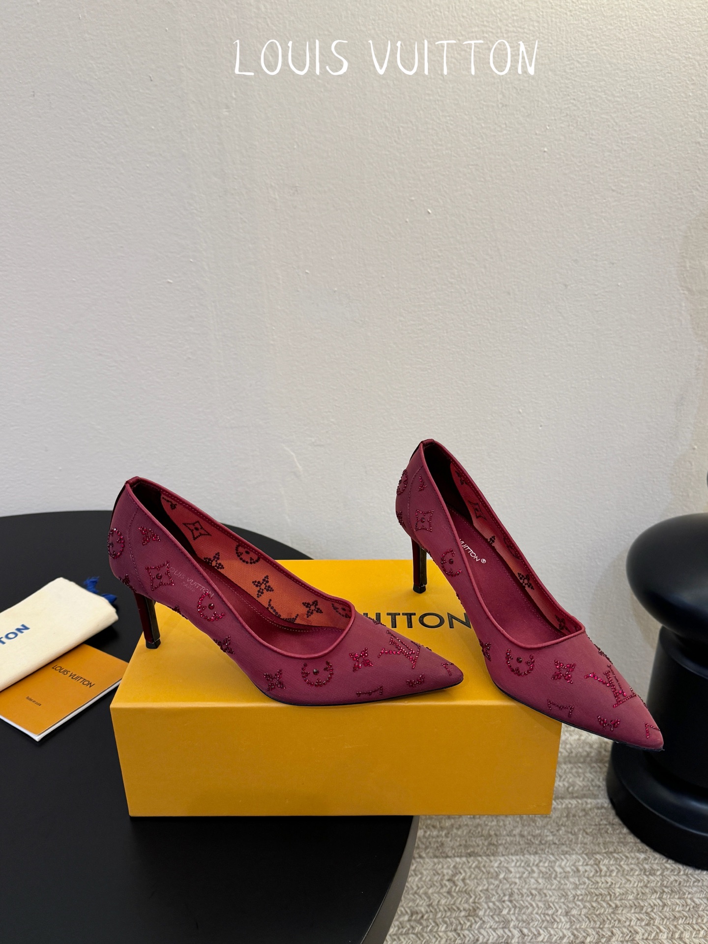 LV驴牌2026年新款 Gala网纱烫钻高跟鞋由璀璨莱茵石组成Monogram的雅致 真皮底三个跟:平底