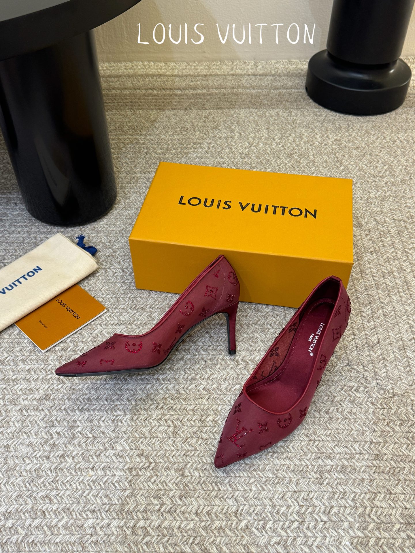 LV驴牌2026年新款 Gala网纱烫钻高跟鞋由璀璨莱茵石组成Monogram的雅致 真皮底三个跟:平底