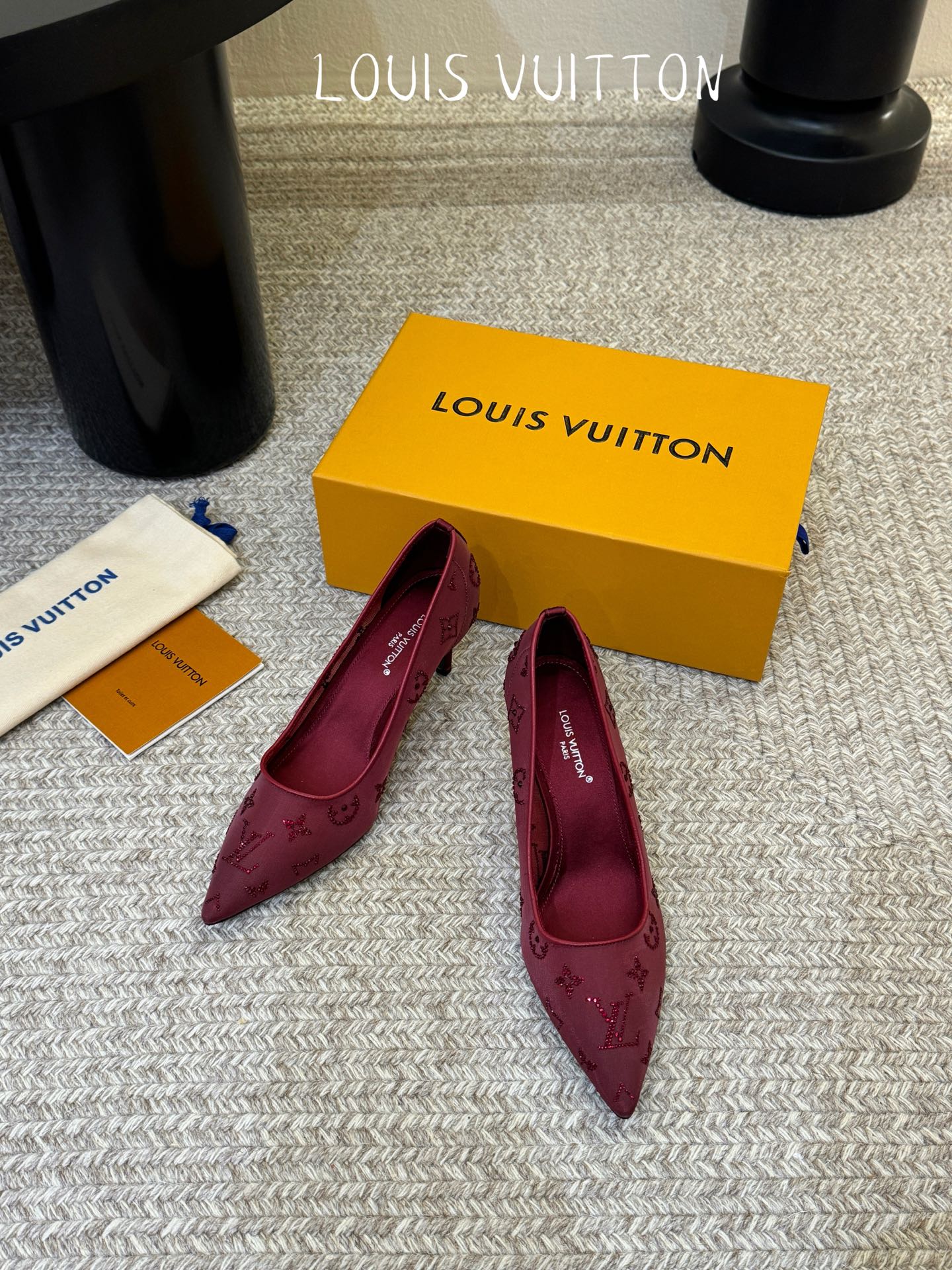 LV驴牌2026年新款 Gala网纱烫钻高跟鞋由璀璨莱茵石组成Monogram的雅致 真皮底三个跟:平底