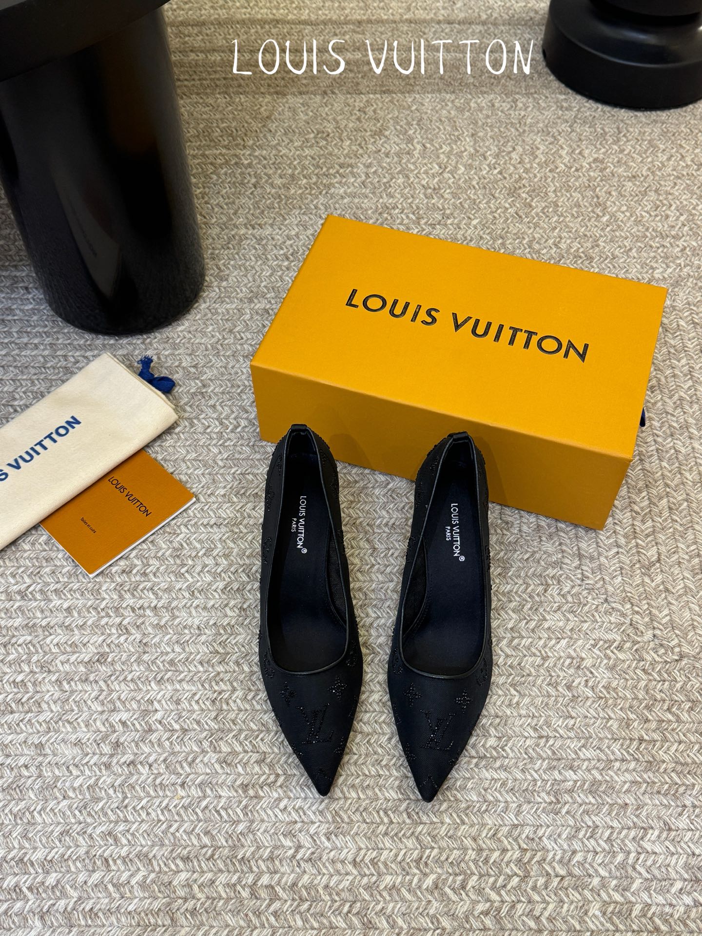 LV驴牌2026年新款 Gala网纱烫钻高跟鞋由璀璨莱茵石组成Monogram的雅致 真皮底三个跟:平底