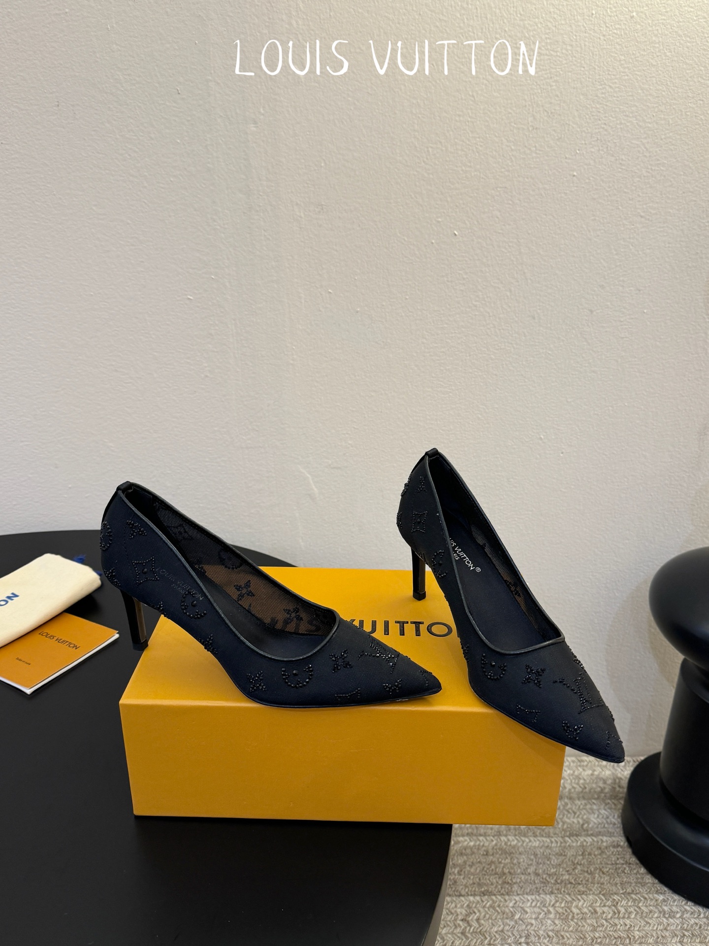 LV驴牌2026年新款 Gala网纱烫钻高跟鞋由璀璨莱茵石组成Monogram的雅致 真皮底三个跟:平底