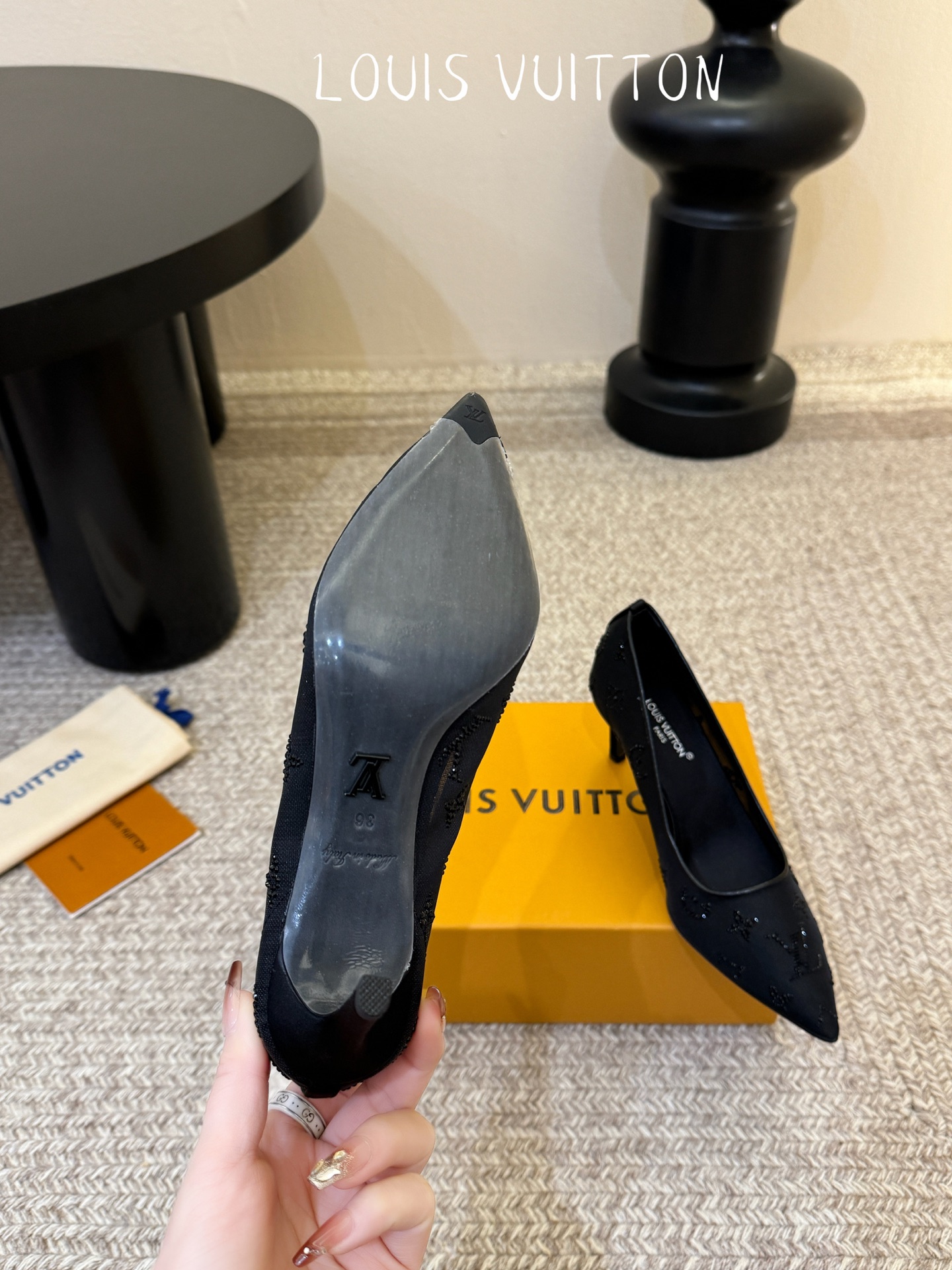 LV驴牌2026年新款 Gala网纱烫钻高跟鞋由璀璨莱茵石组成Monogram的雅致 真皮底三个跟:平底