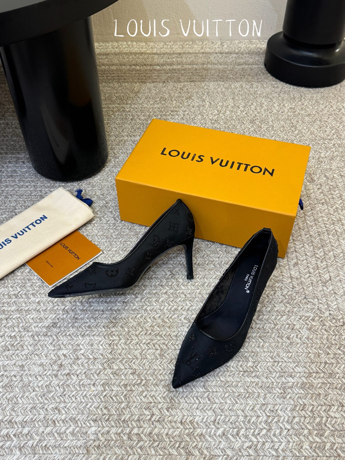 LV驴牌2026年新款 Gala网纱烫钻高跟鞋由璀璨莱茵石组成Monogram的雅致 真皮底三个跟:平底