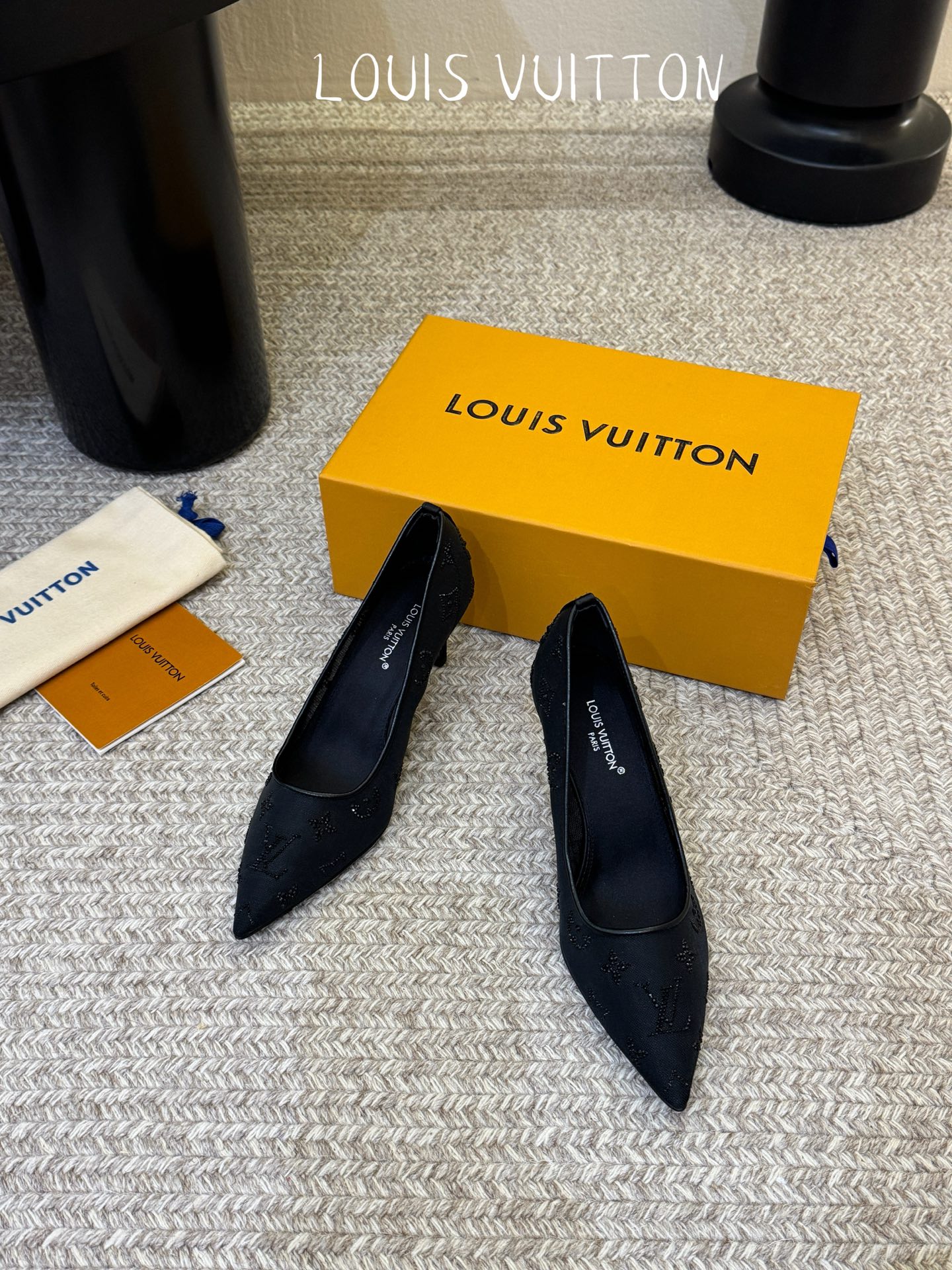 LV驴牌2026年新款 Gala网纱烫钻高跟鞋由璀璨莱茵石组成Monogram的雅致 真皮底三个跟:平底