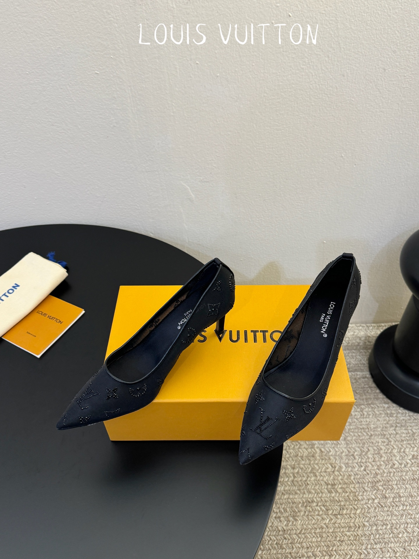 LV驴牌2026年新款 Gala网纱烫钻高跟鞋由璀璨莱茵石组成Monogram的雅致 真皮底三个跟:平底