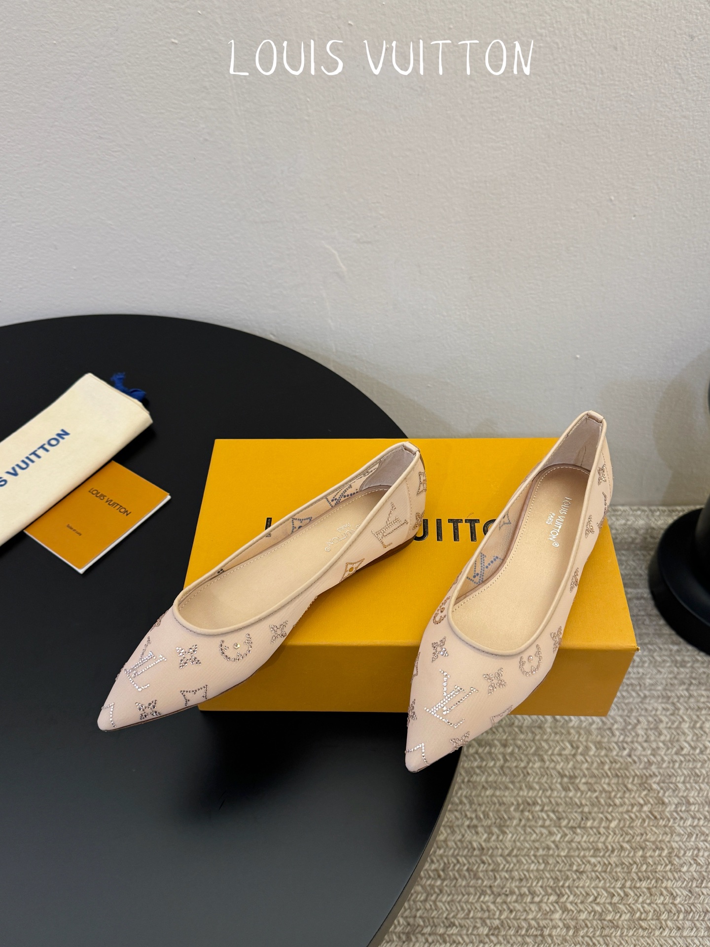 LV驴牌2026年新款 Gala网纱烫钻高跟鞋由璀璨莱茵石组成Monogram的雅致 真皮底三个跟:平底