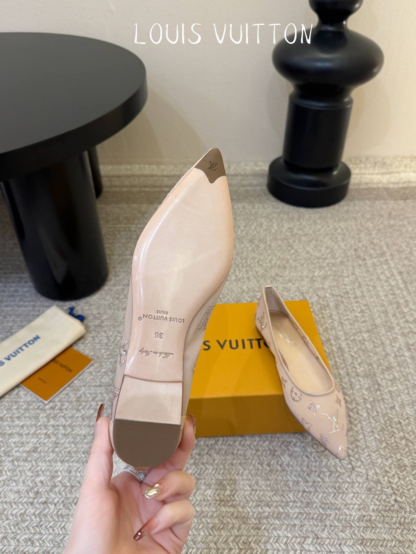 LV驴牌2026年新款 Gala网纱烫钻高跟鞋由璀璨莱茵石组成Monogram的雅致 真皮底三个跟:平底