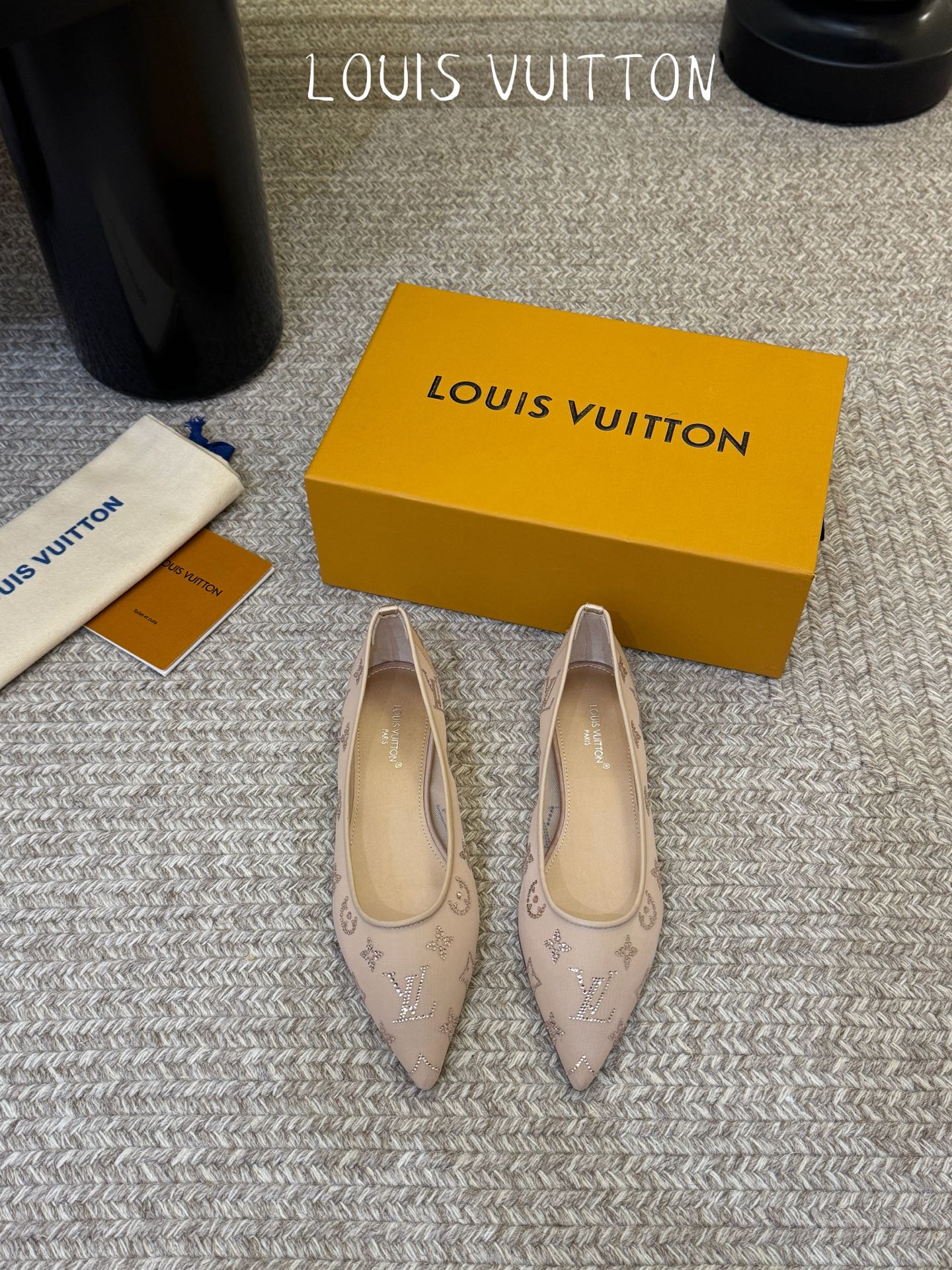 LV驴牌2026年新款 Gala网纱烫钻高跟鞋由璀璨莱茵石组成Monogram的雅致 真皮底三个跟:平底