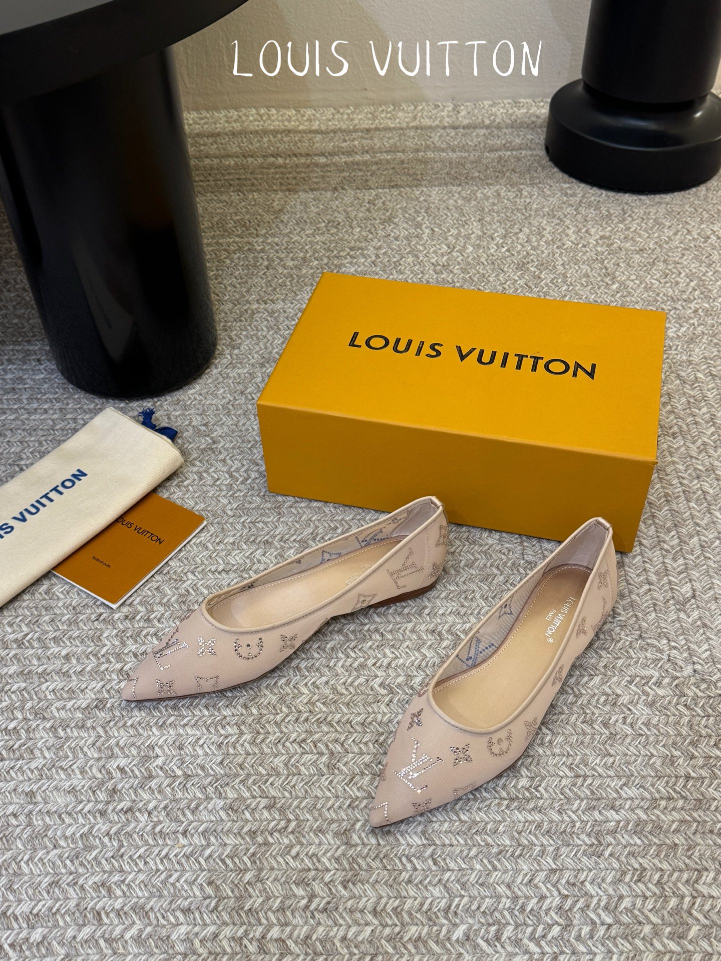 LV驴牌2026年新款 Gala网纱烫钻高跟鞋由璀璨莱茵石组成Monogram的雅致 真皮底三个跟:平底