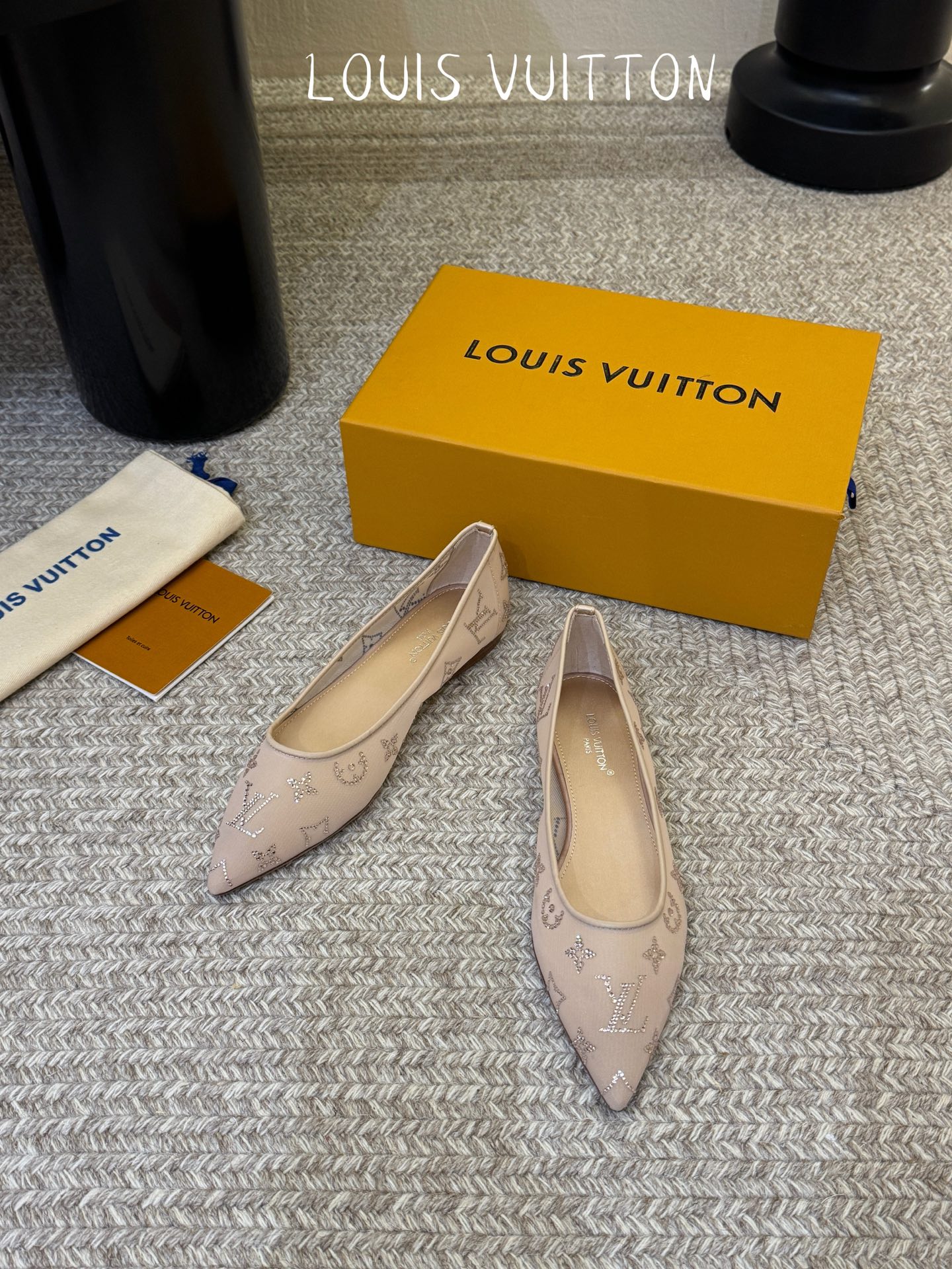 LV驴牌2026年新款 Gala网纱烫钻高跟鞋由璀璨莱茵石组成Monogram的雅致 真皮底三个跟:平底