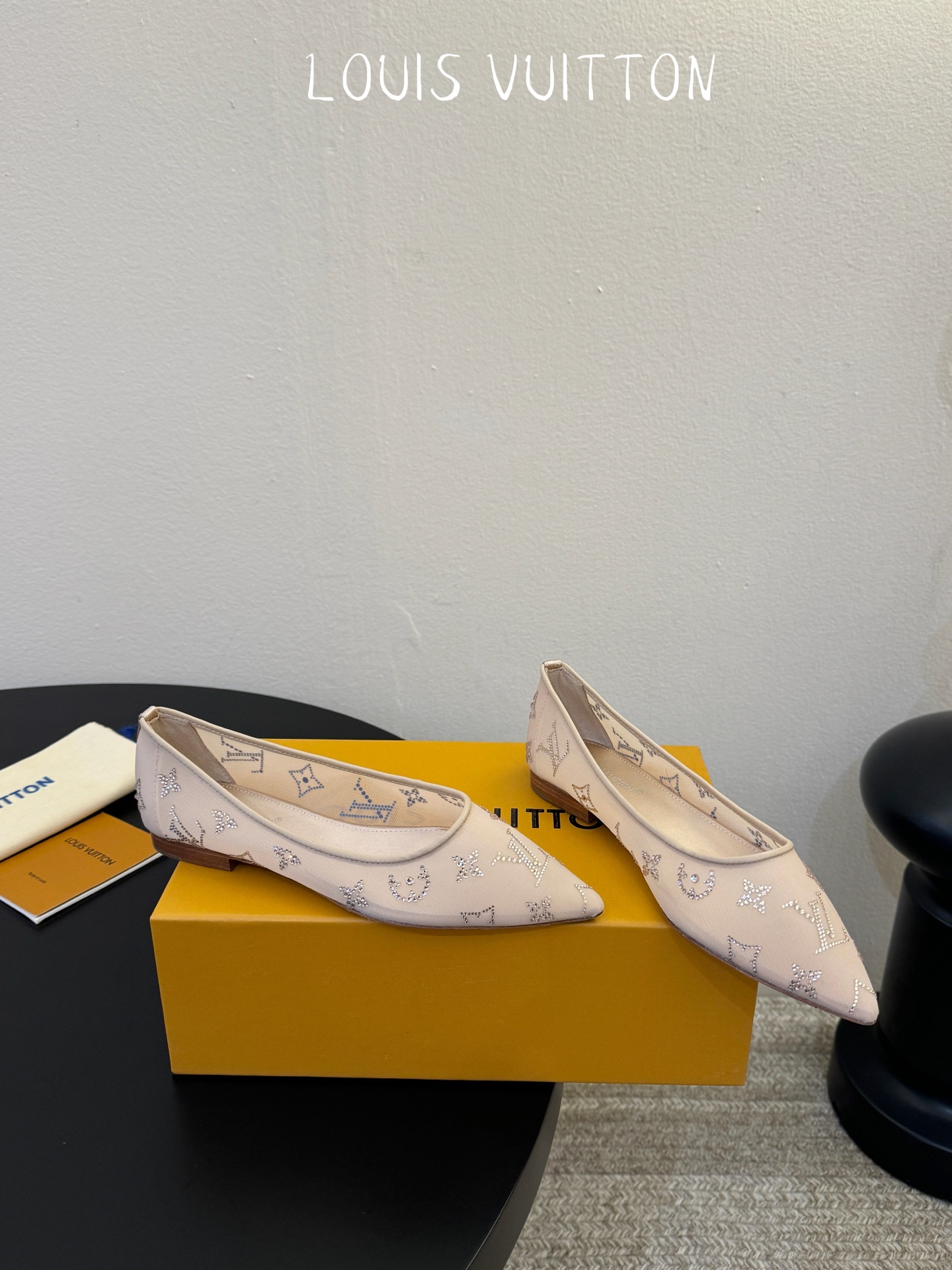 LV驴牌2026年新款 Gala网纱烫钻高跟鞋由璀璨莱茵石组成Monogram的雅致 真皮底三个跟:平底