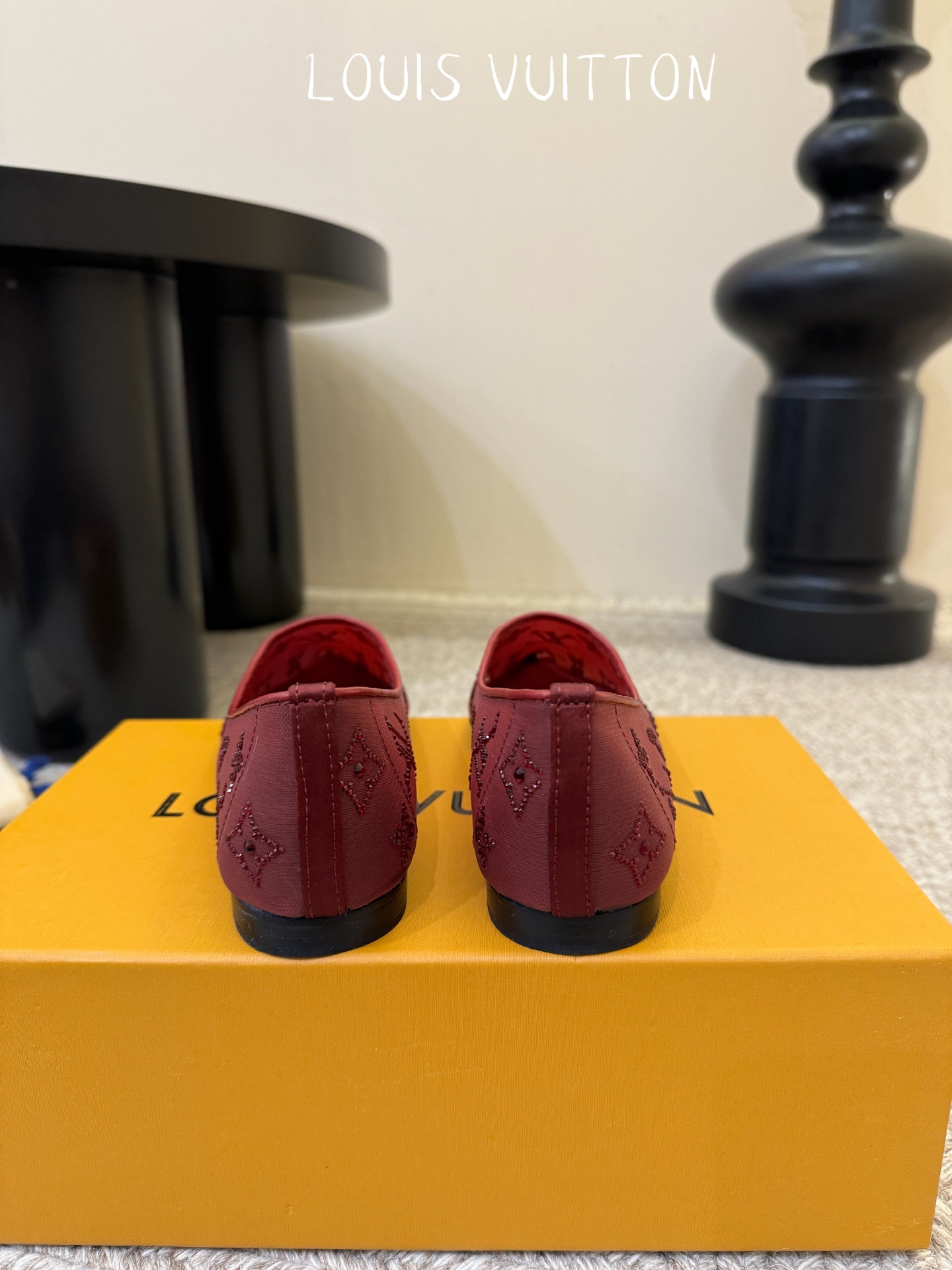 LV驴牌2026年新款 Gala网纱烫钻高跟鞋由璀璨莱茵石组成Monogram的雅致 真皮底三个跟:平底