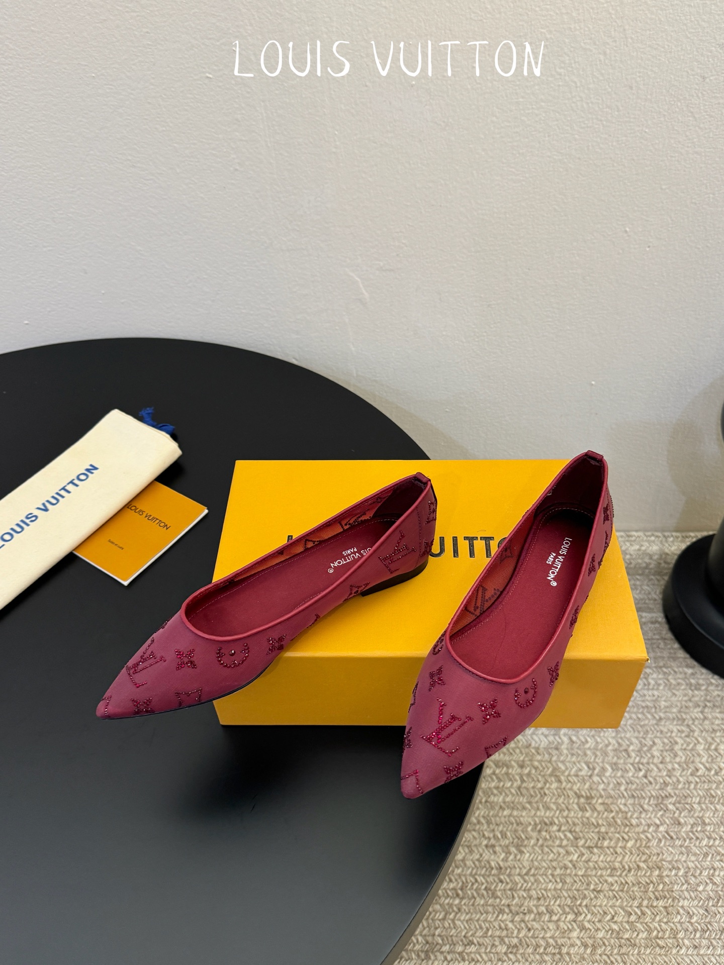 LV驴牌2026年新款 Gala网纱烫钻高跟鞋由璀璨莱茵石组成Monogram的雅致 真皮底三个跟:平底