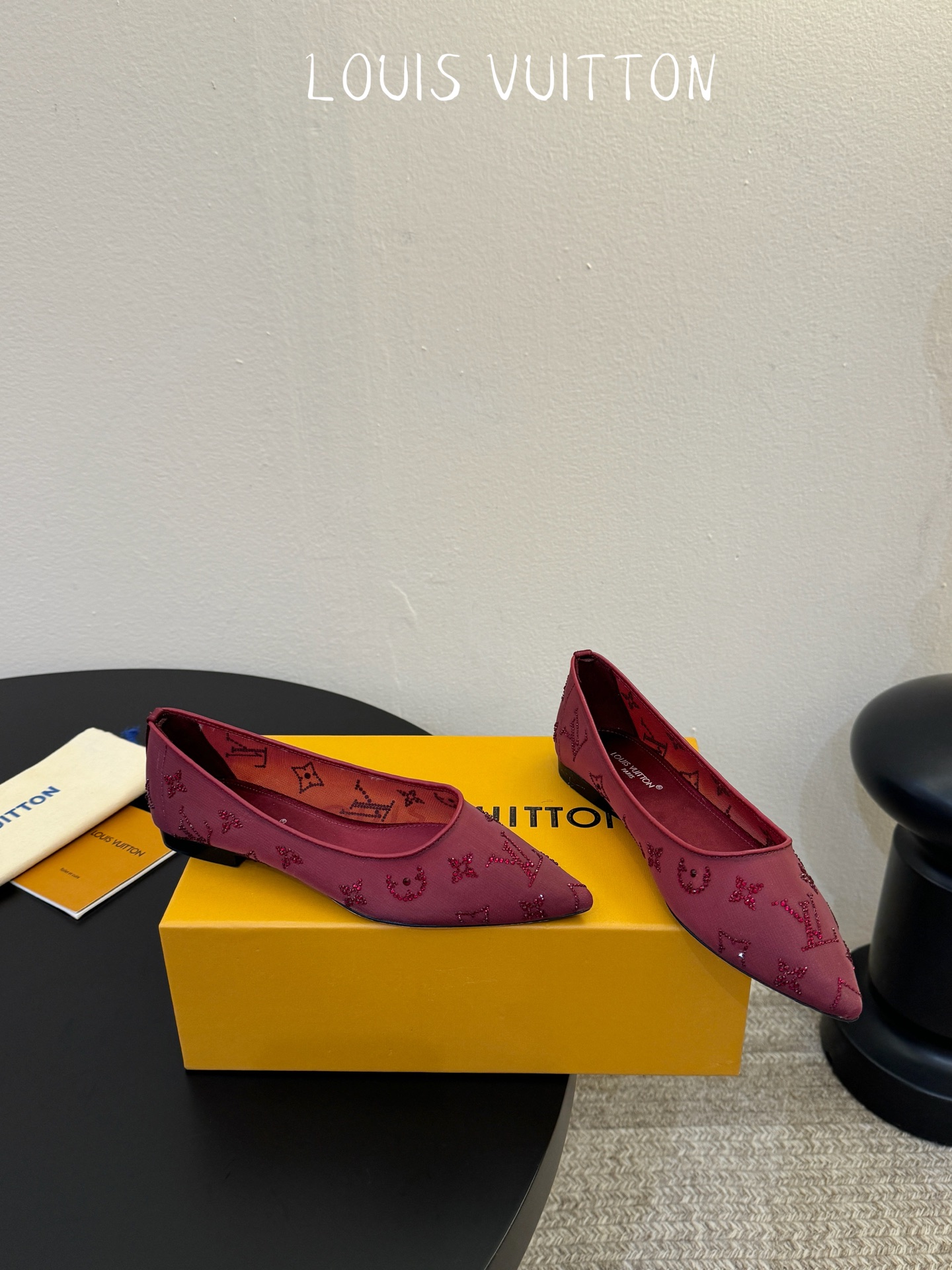 LV驴牌2026年新款 Gala网纱烫钻高跟鞋由璀璨莱茵石组成Monogram的雅致 真皮底三个跟:平底