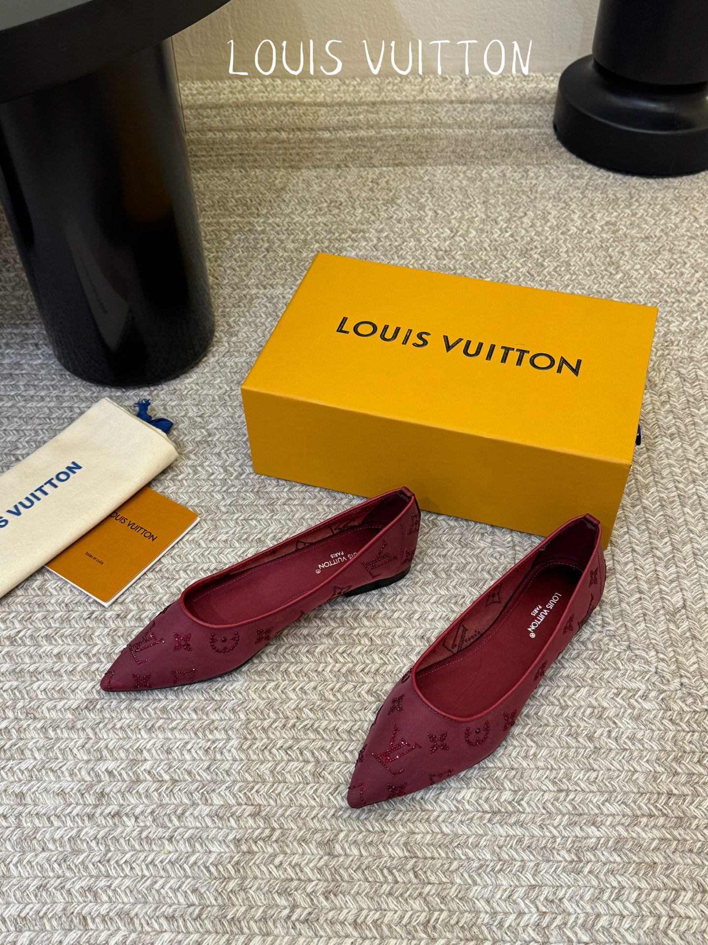 LV驴牌2026年新款 Gala网纱烫钻高跟鞋由璀璨莱茵石组成Monogram的雅致 真皮底三个跟:平底