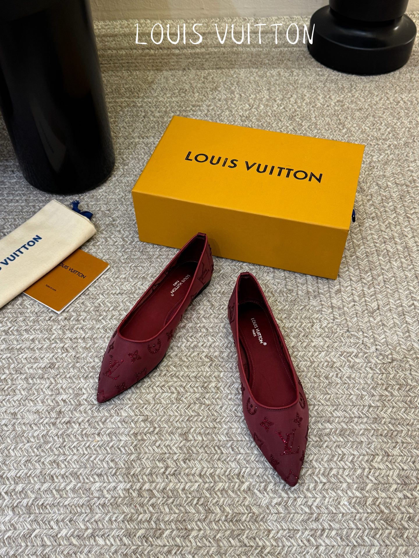 LV驴牌2026年新款 Gala网纱烫钻高跟鞋由璀璨莱茵石组成Monogram的雅致 真皮底三个跟:平底