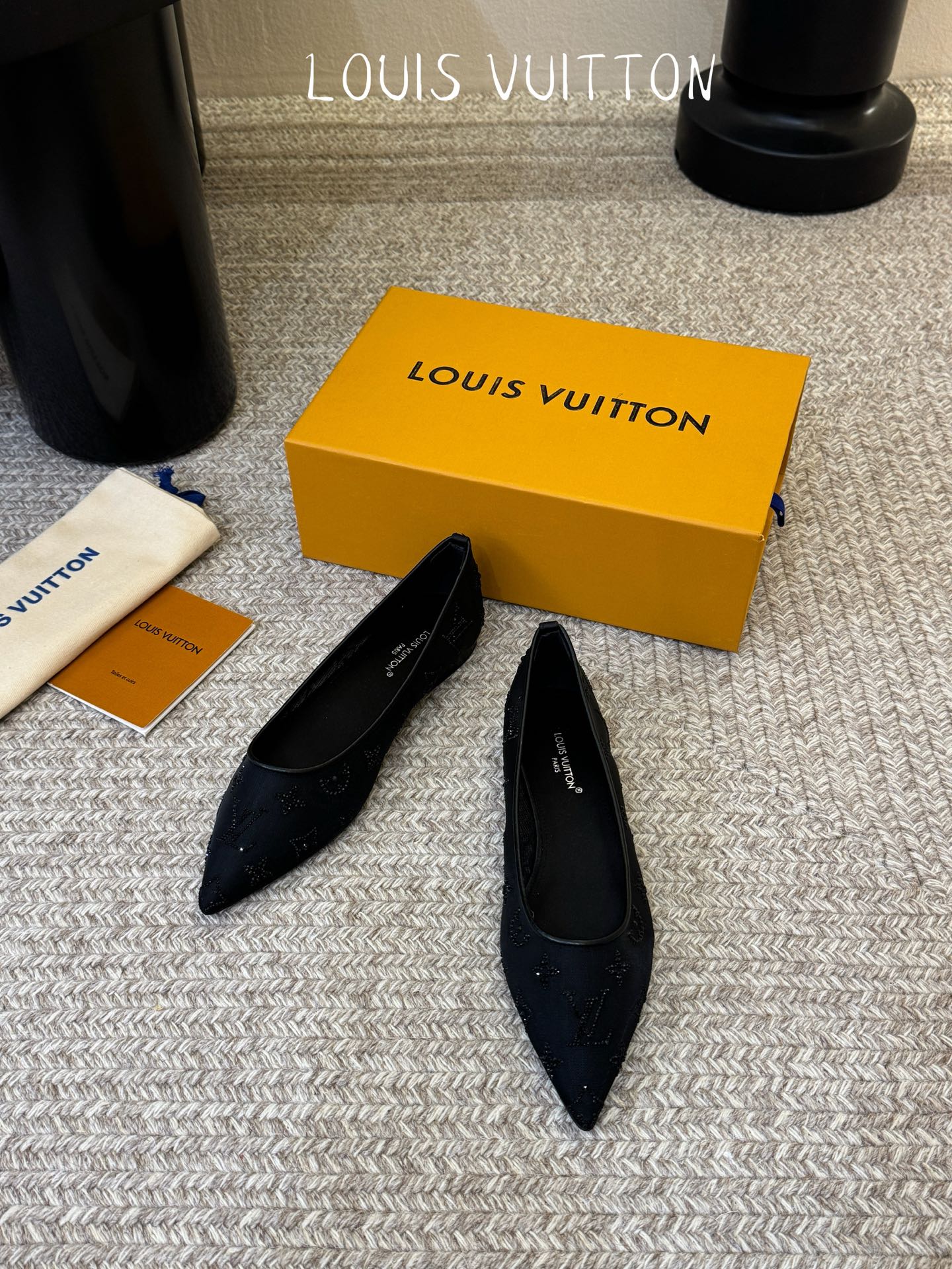 LV驴牌2026年新款 Gala网纱烫钻高跟鞋由璀璨莱茵石组成Monogram的雅致 真皮底三个跟:平底