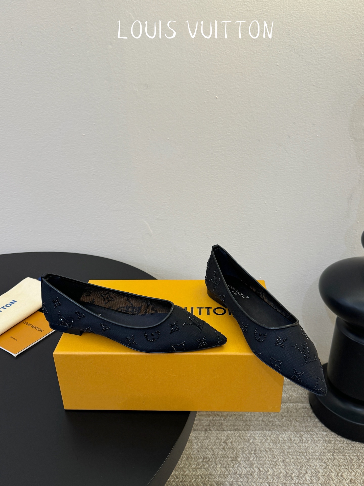 LV驴牌2026年新款 Gala网纱烫钻高跟鞋由璀璨莱茵石组成Monogram的雅致 真皮底三个跟:平底