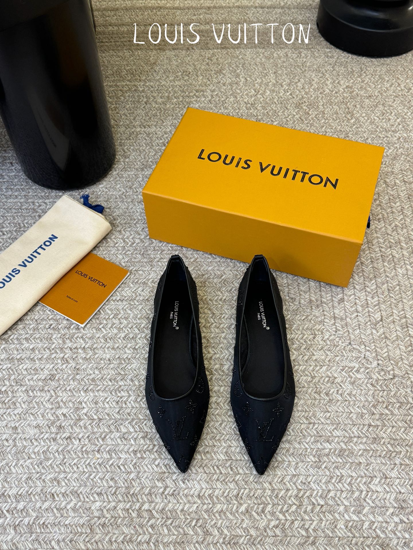 LV驴牌2026年新款 Gala网纱烫钻高跟鞋由璀璨莱茵石组成Monogram的雅致 真皮底三个跟:平底