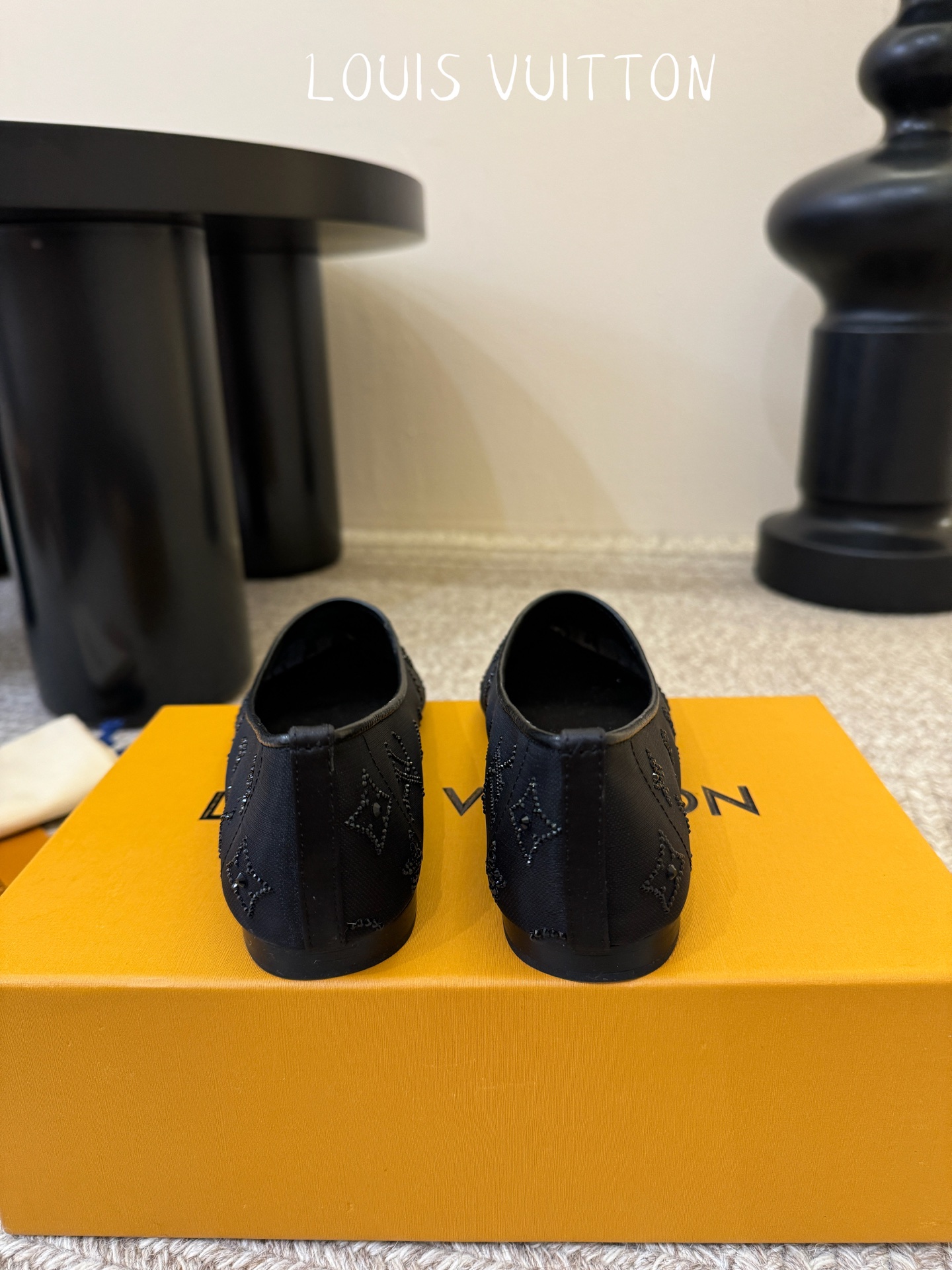 LV驴牌2026年新款 Gala网纱烫钻高跟鞋由璀璨莱茵石组成Monogram的雅致 真皮底三个跟:平底