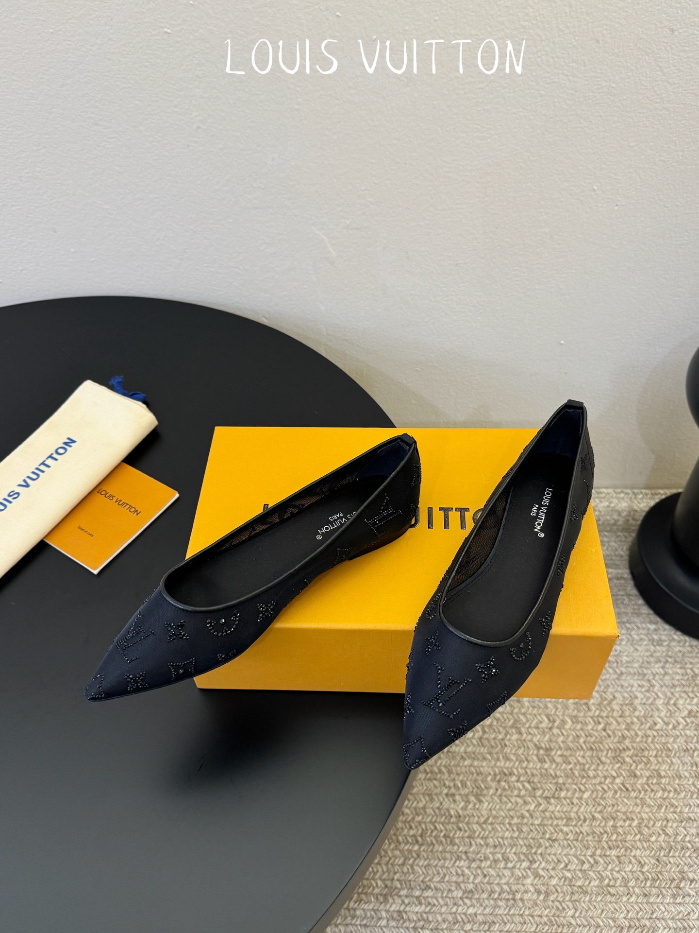 LV驴牌2026年新款 Gala网纱烫钻高跟鞋由璀璨莱茵石组成Monogram的雅致 真皮底三个跟:平底