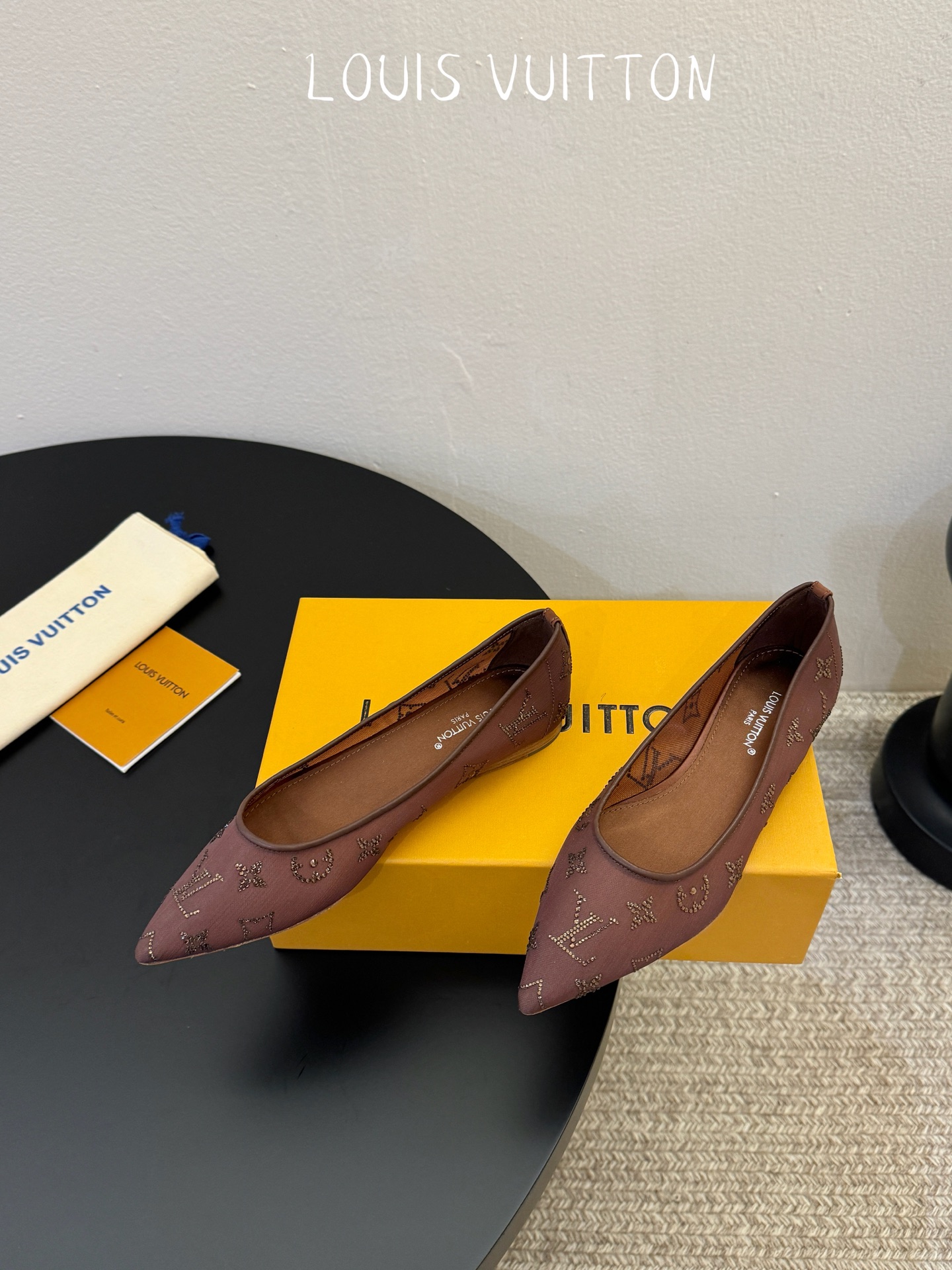 LV驴牌2026年新款 Gala网纱烫钻高跟鞋由璀璨莱茵石组成Monogram的雅致 真皮底三个跟:平底