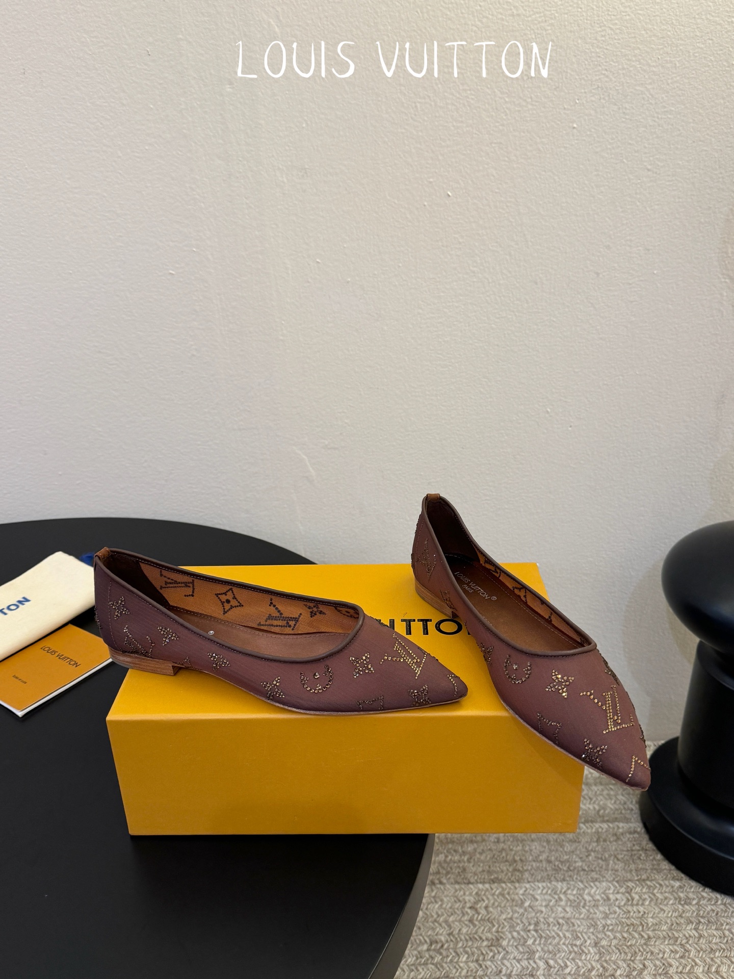 LV驴牌2026年新款 Gala网纱烫钻高跟鞋由璀璨莱茵石组成Monogram的雅致 真皮底三个跟:平底