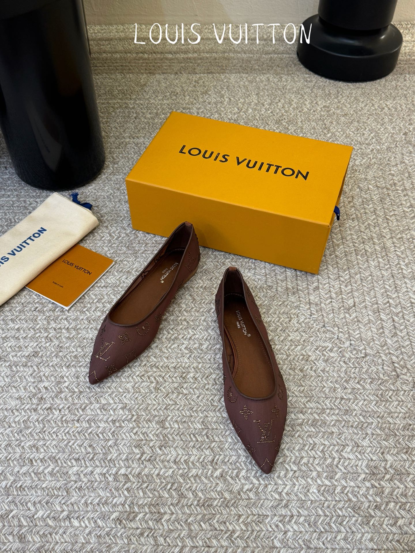 LV驴牌2026年新款 Gala网纱烫钻高跟鞋由璀璨莱茵石组成Monogram的雅致 真皮底三个跟:平底