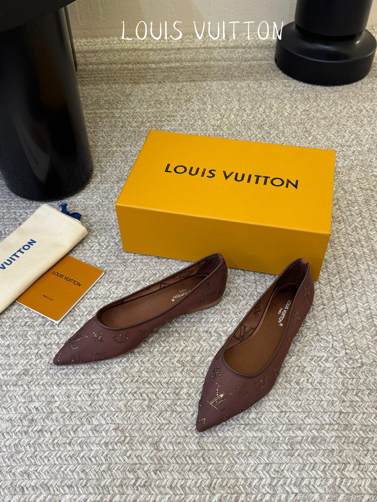 LV驴牌2026年新款 Gala网纱烫钻高跟鞋由璀璨莱茵石组成Monogram的雅致 真皮底三个跟:平底