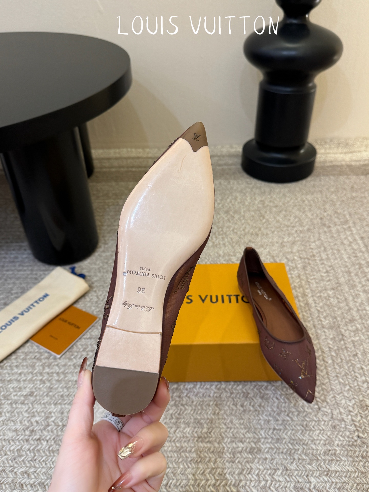 LV驴牌2026年新款 Gala网纱烫钻高跟鞋由璀璨莱茵石组成Monogram的雅致 真皮底三个跟:平底