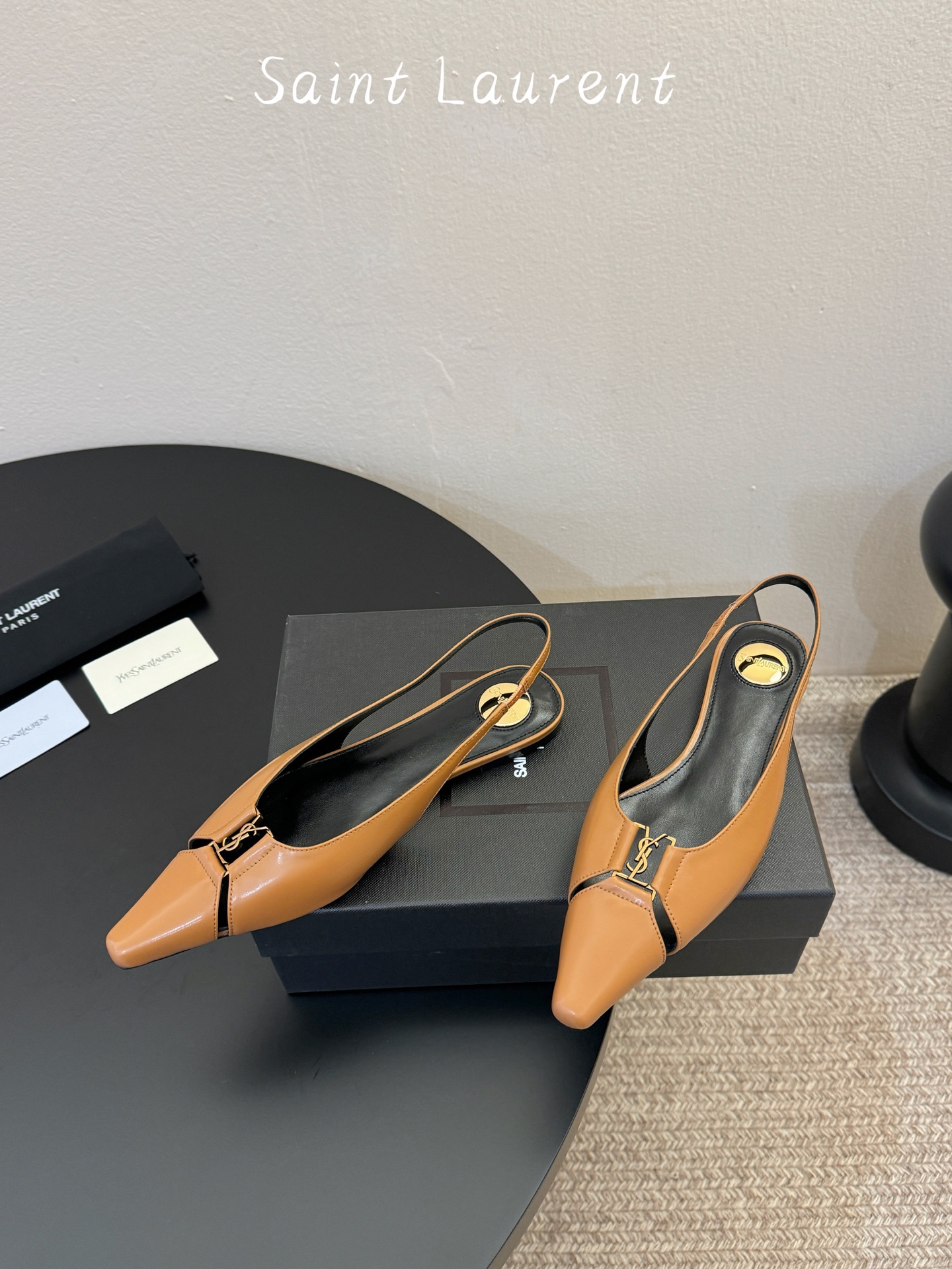 Saint Lauren* 圣罗兰走秀款超尖头平底单鞋走秀款 把美丽刑锯表现的淋漓尽致 姐姐的美丽尤物平