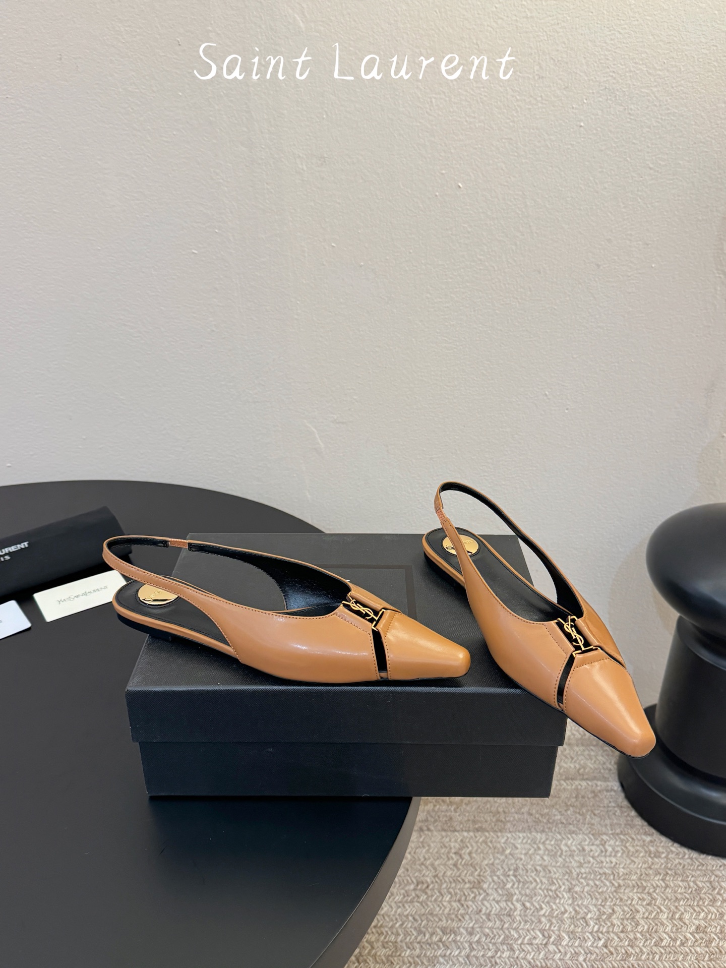 Saint Lauren* 圣罗兰走秀款超尖头平底单鞋走秀款 把美丽刑锯表现的淋漓尽致 姐姐的美丽尤物平
