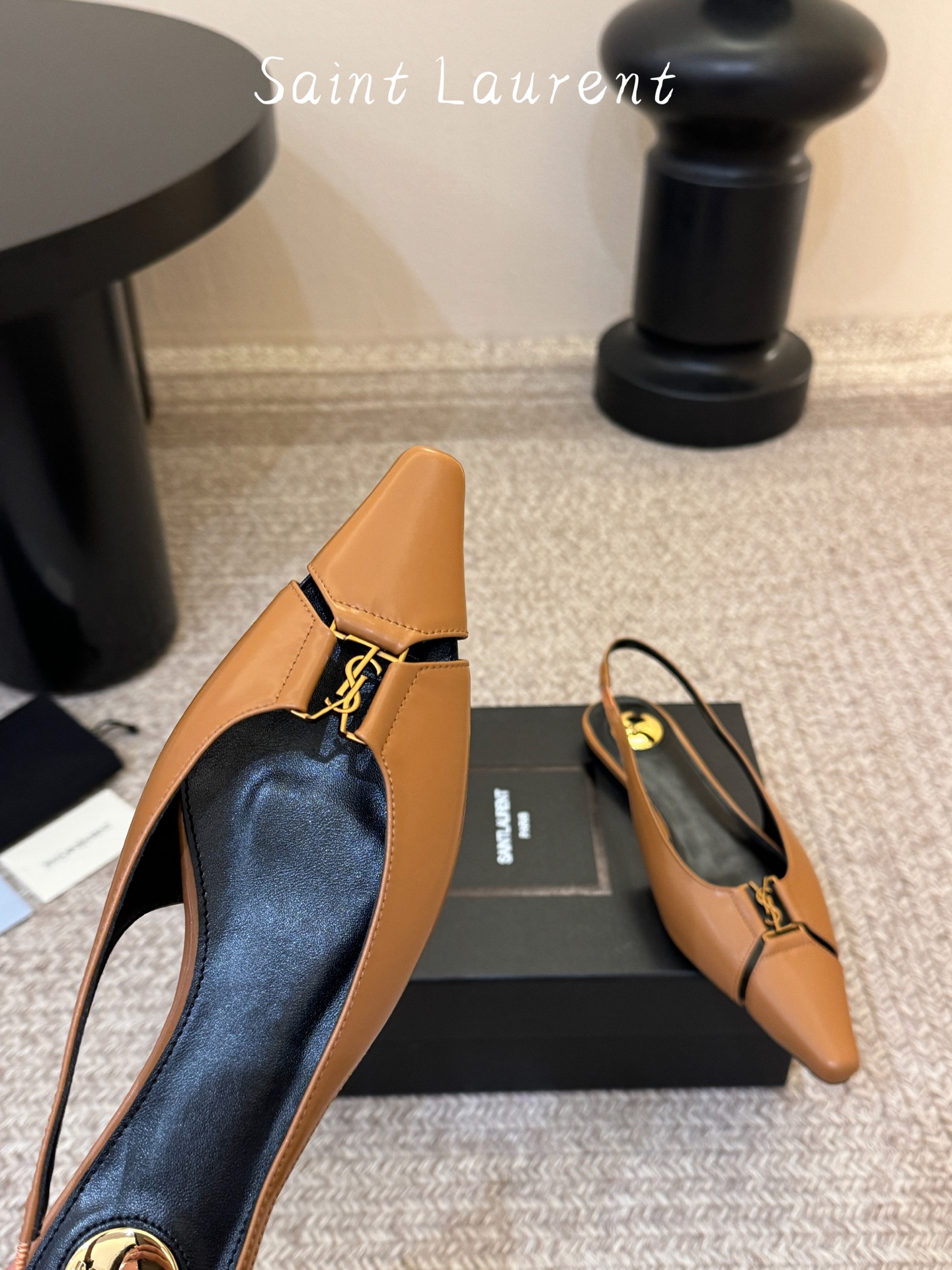 Saint Lauren* 圣罗兰走秀款超尖头平底单鞋走秀款 把美丽刑锯表现的淋漓尽致 姐姐的美丽尤物平