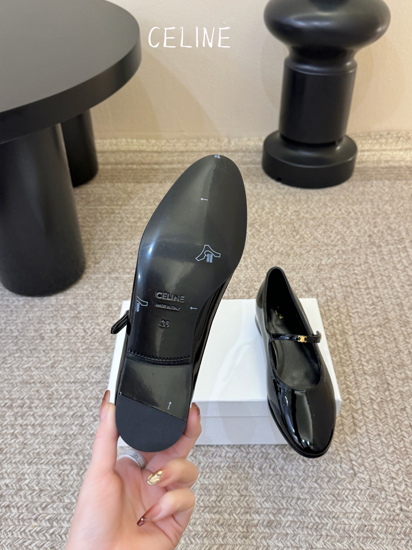 CELIN* 一双过分美丽的玛丽珍鞋穿脱很方便，柔软的漆皮面料加分时髦度，我要通过这款鞋消除漆皮在大家心