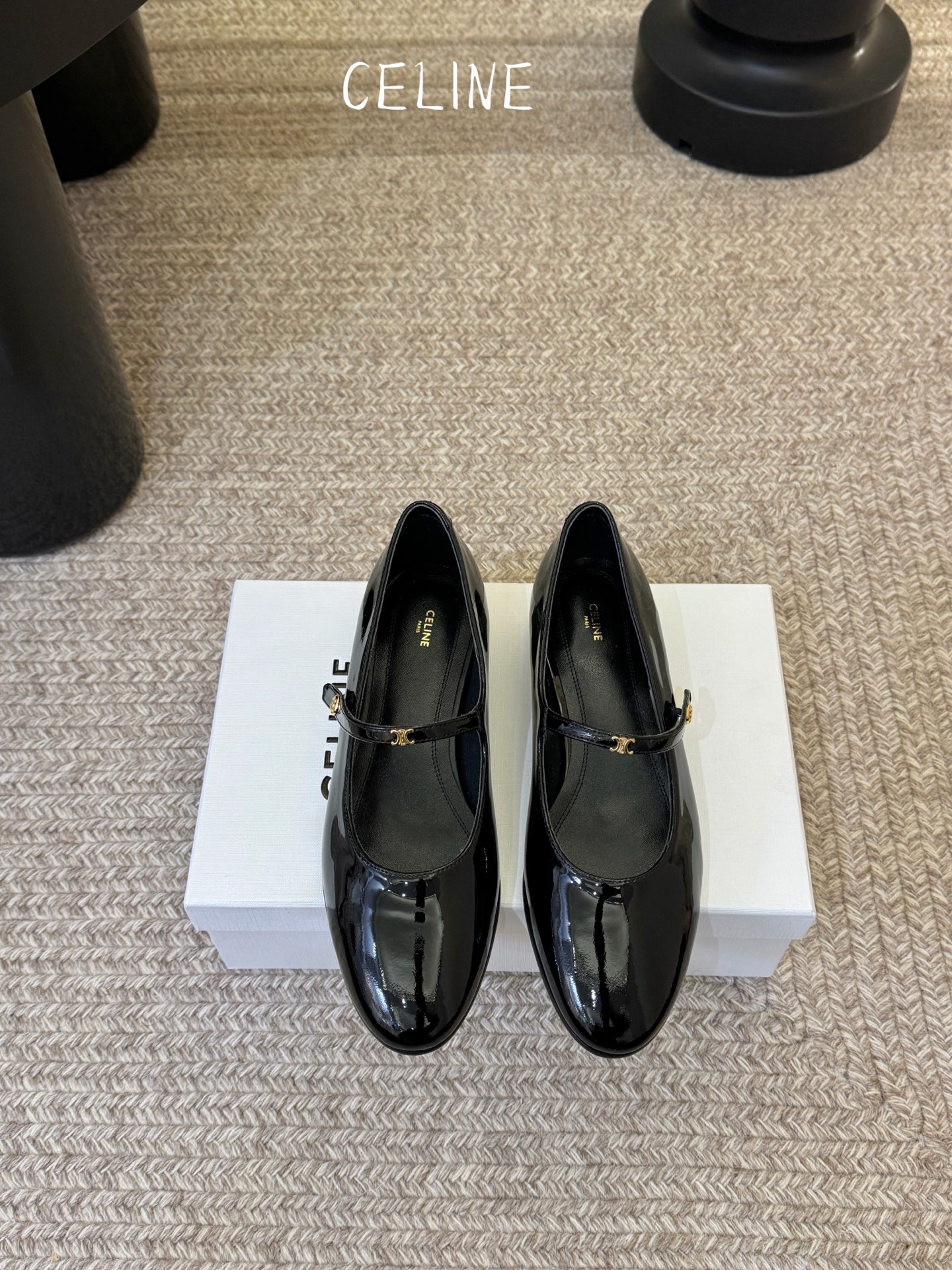 CELIN* 一双过分美丽的玛丽珍鞋穿脱很方便，柔软的漆皮面料加分时髦度，我要通过这款鞋消除漆皮在大家心